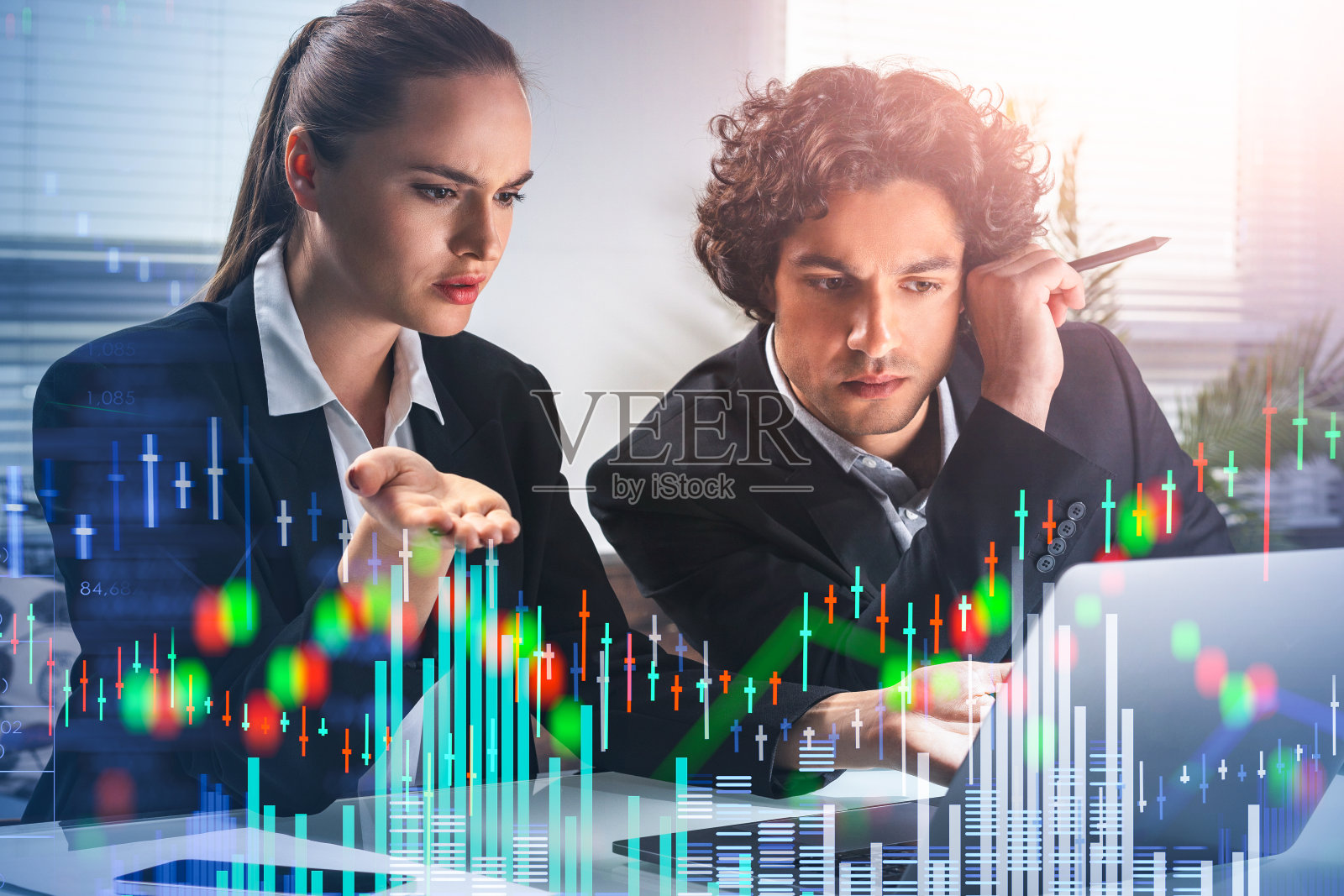 穿着正装的女商人和女商人正在一起工作照片摄影图片