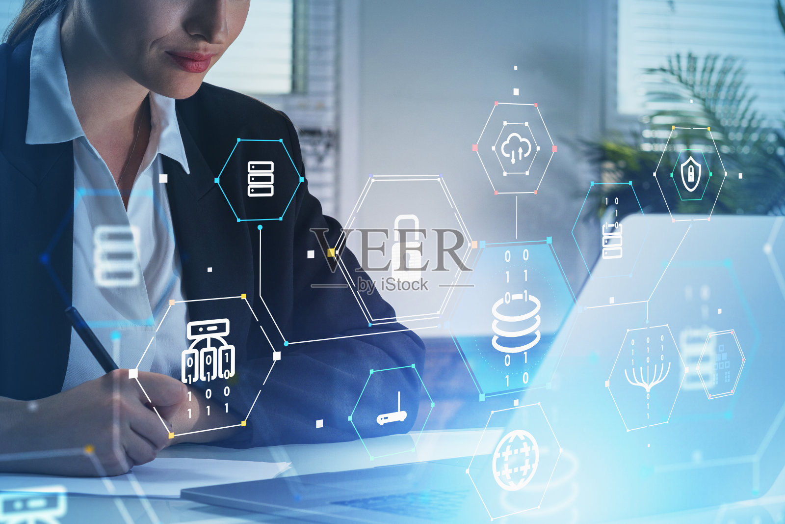 女商人正在用带数字接口的笔记本电脑工作照片摄影图片