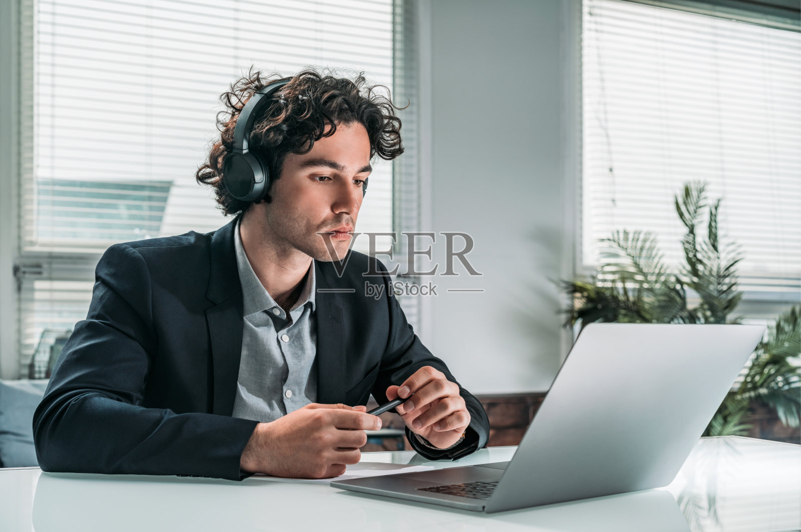 穿着正装的商人正在参加电话会议照片摄影图片