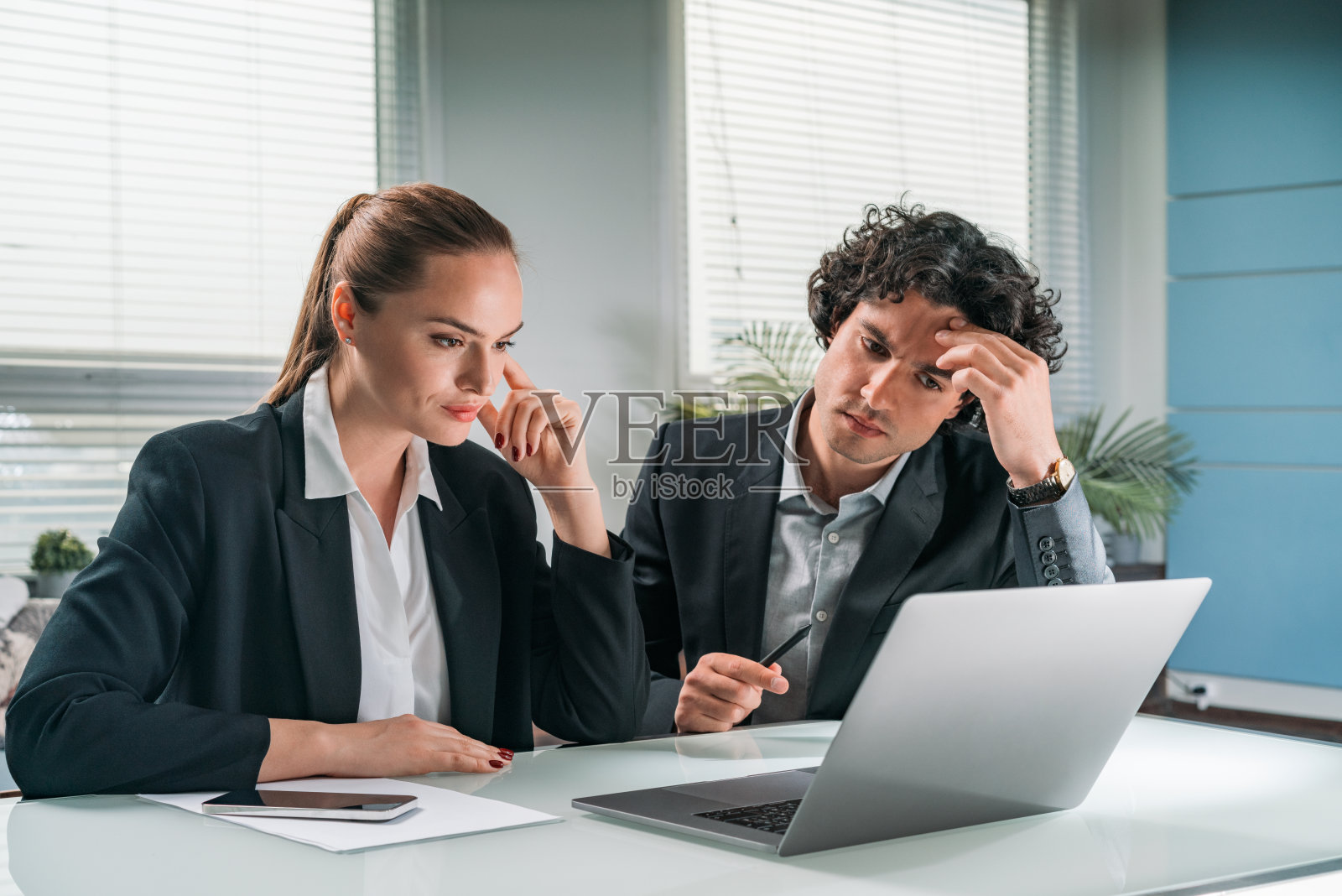 年轻的商人和微笑迷人的女商人工作toge照片摄影图片