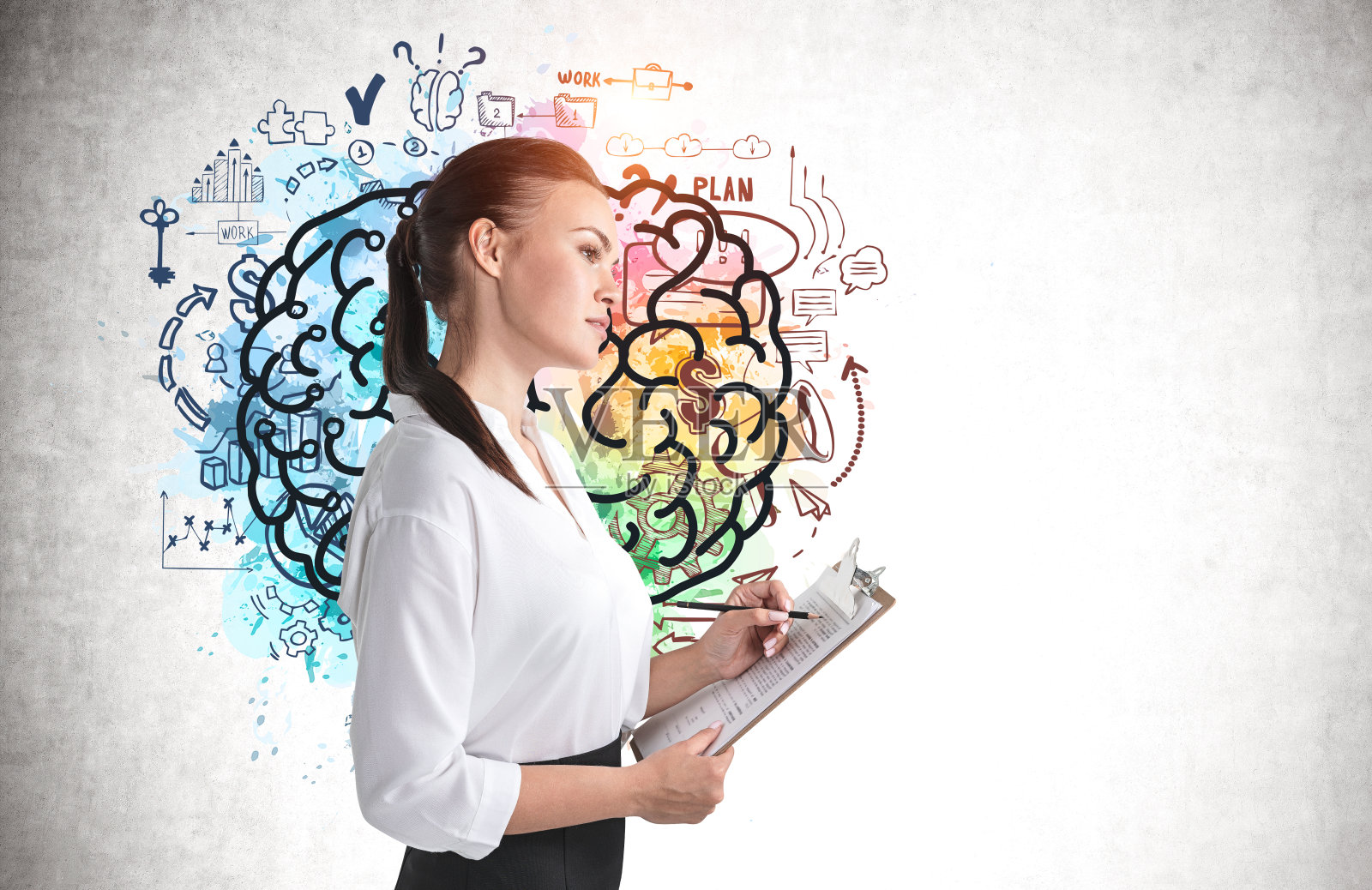 微笑的女人与笔记本和大脑素描照片摄影图片