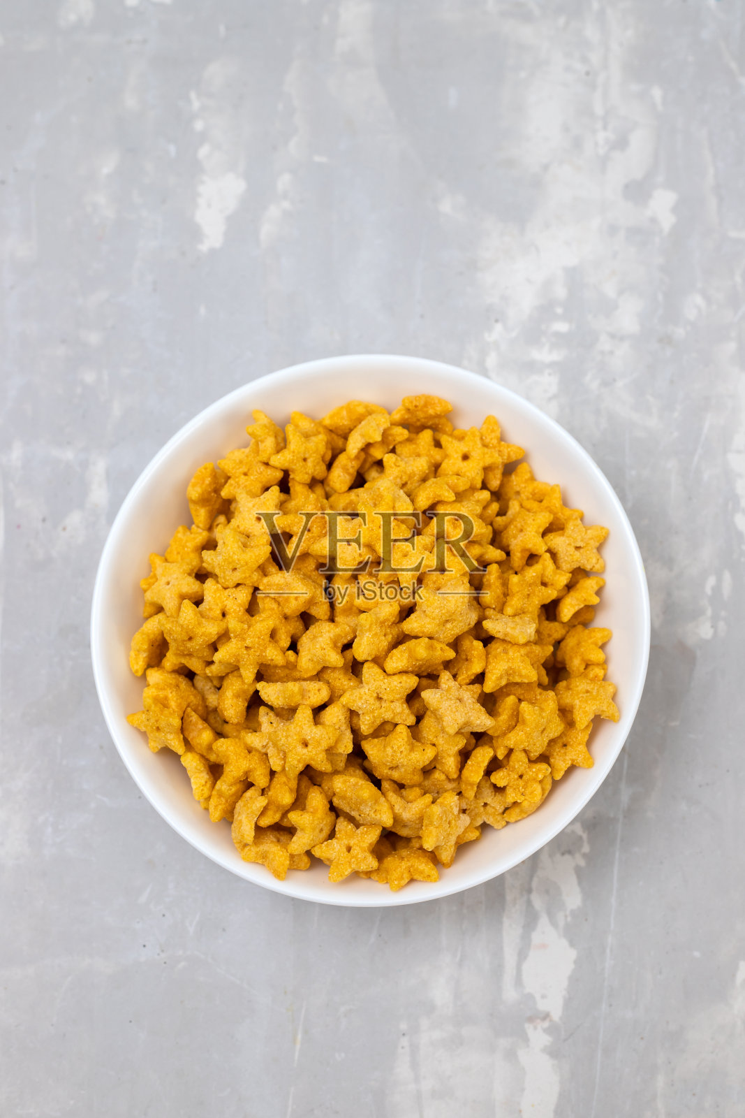 甜的黄色玉米片在白色的小碗照片摄影图片