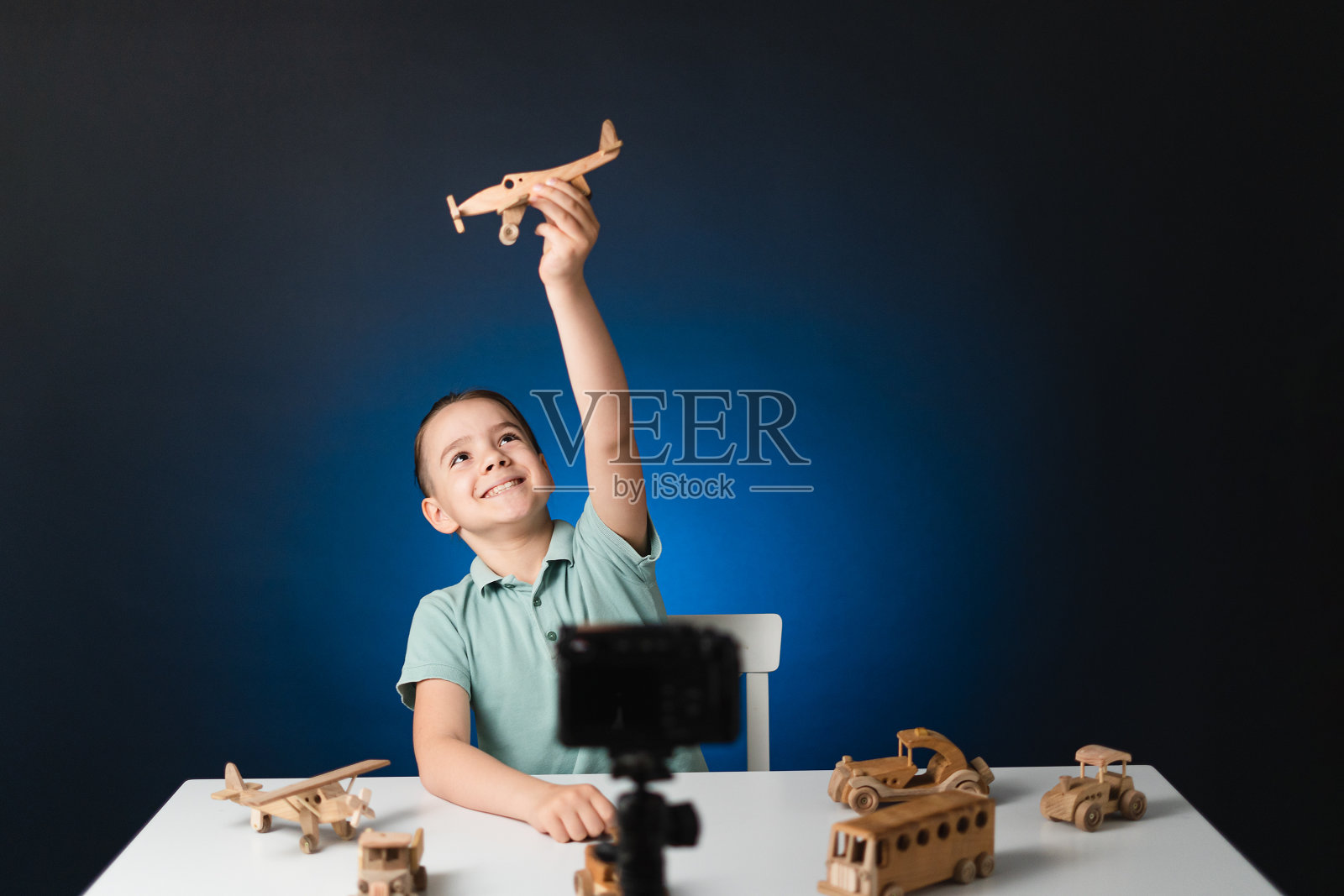 年轻男孩视频博主与他的追随者流。照片摄影图片