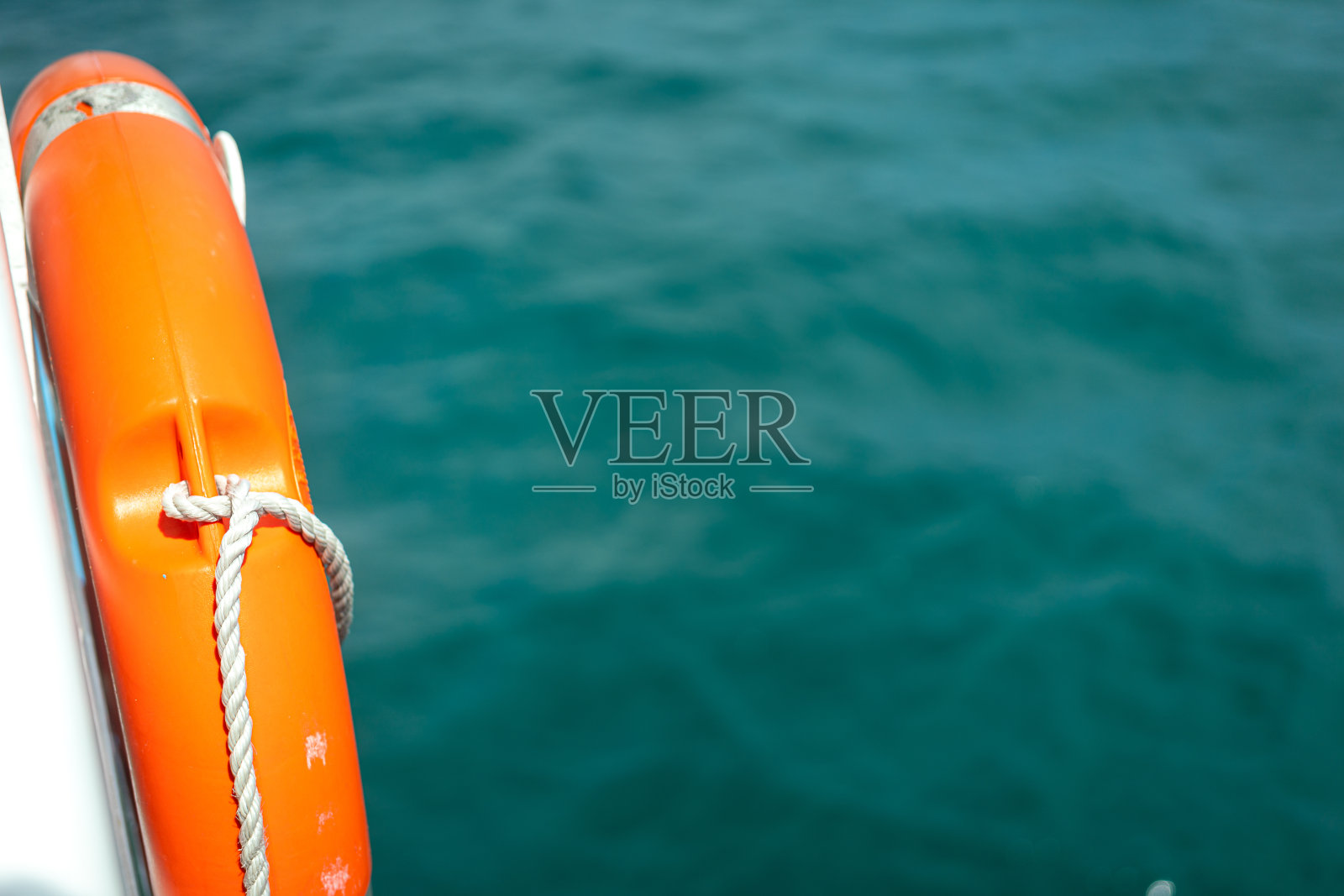 船上走廊轨道上的救援救生圈。应急设备。照片摄影图片