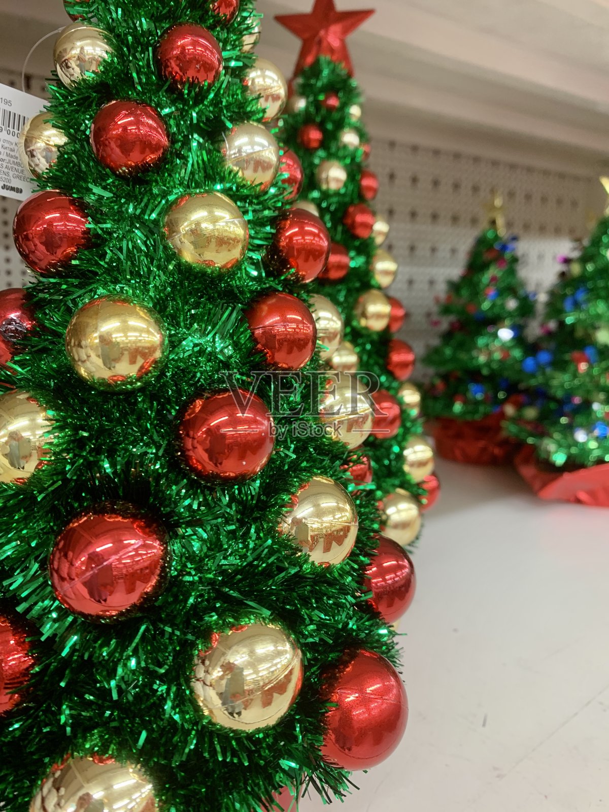 架子上的圣诞树装饰照片摄影图片