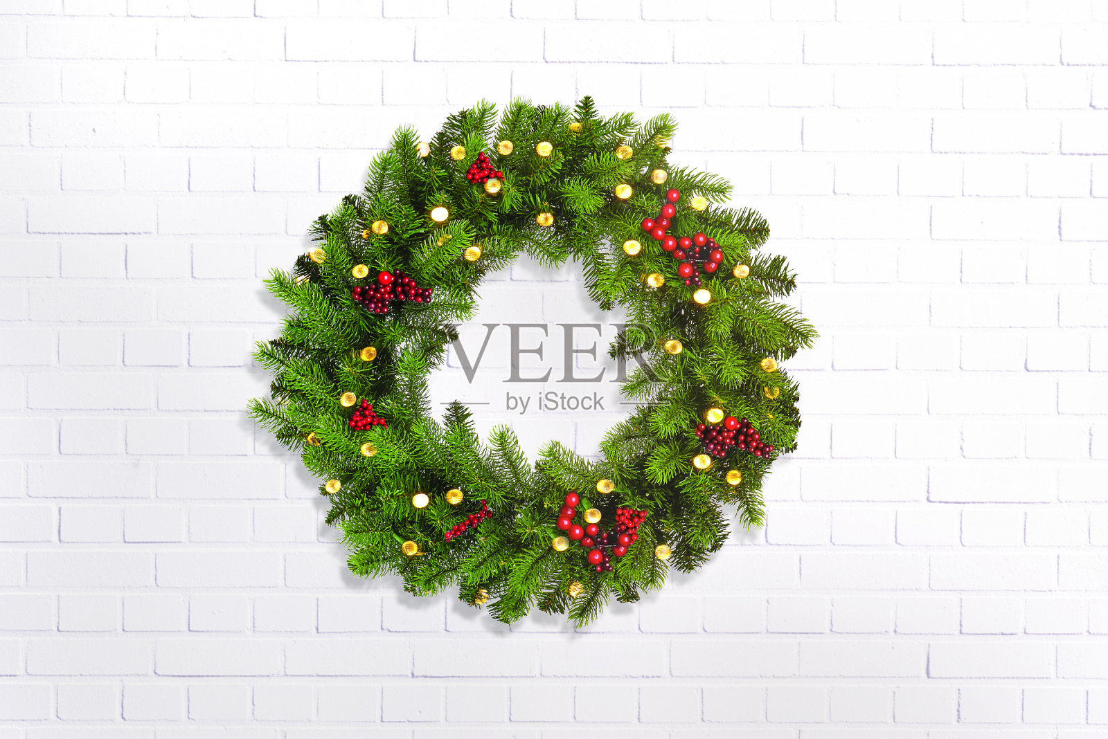 砖墙上挂着圣诞花环和彩灯照片摄影图片