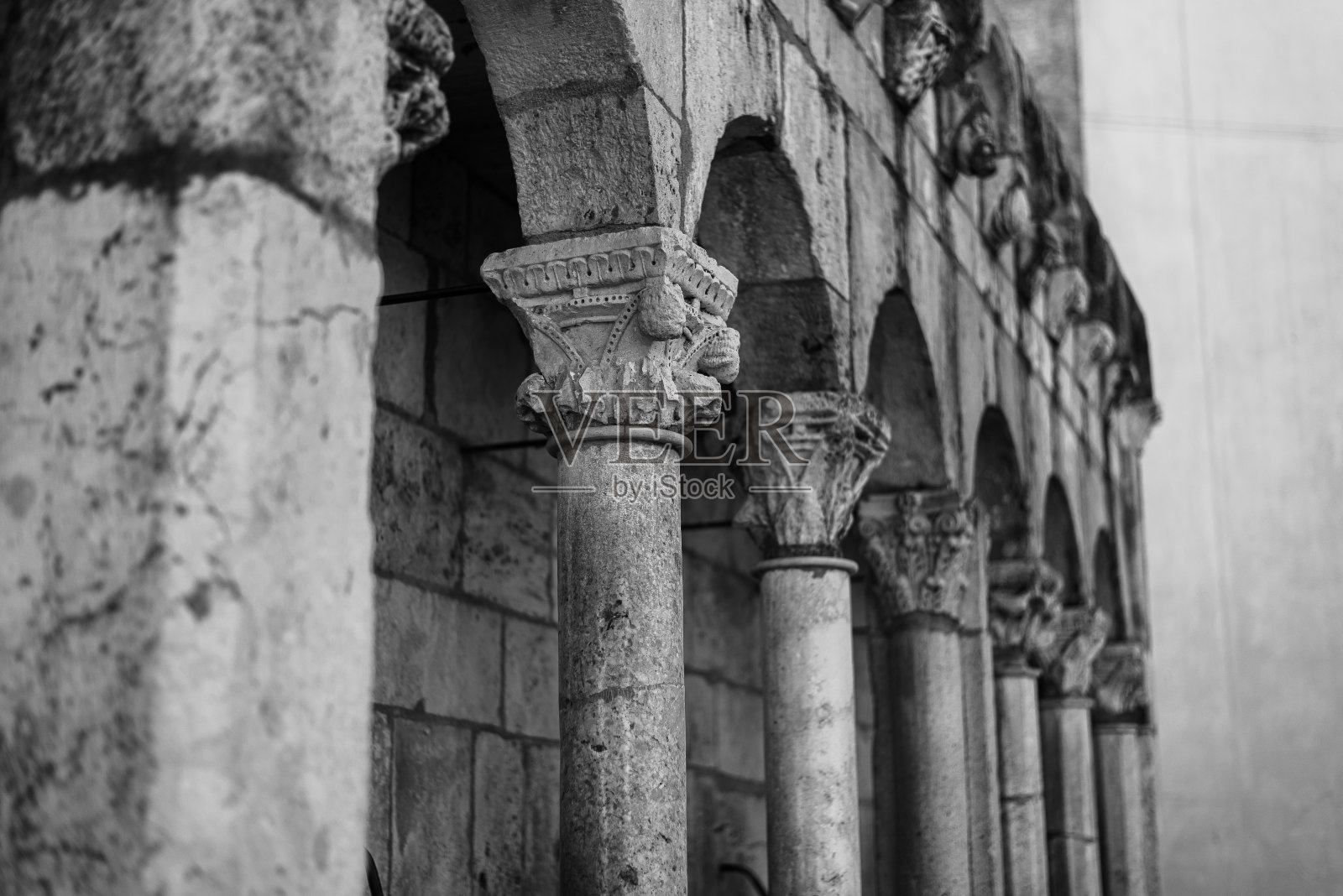 Isernia,莫利塞。异卵喷泉照片摄影图片