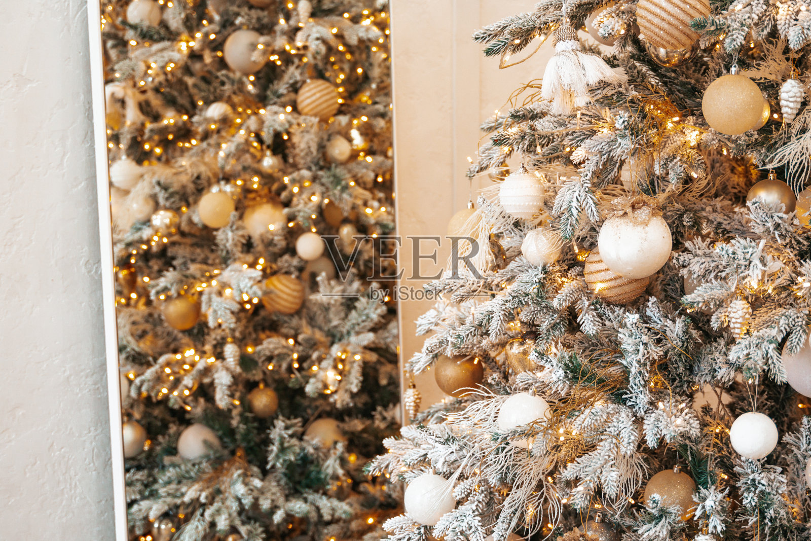 装饰过的节日圣诞树背景,圣诞快乐新年好概念照片摄影图片