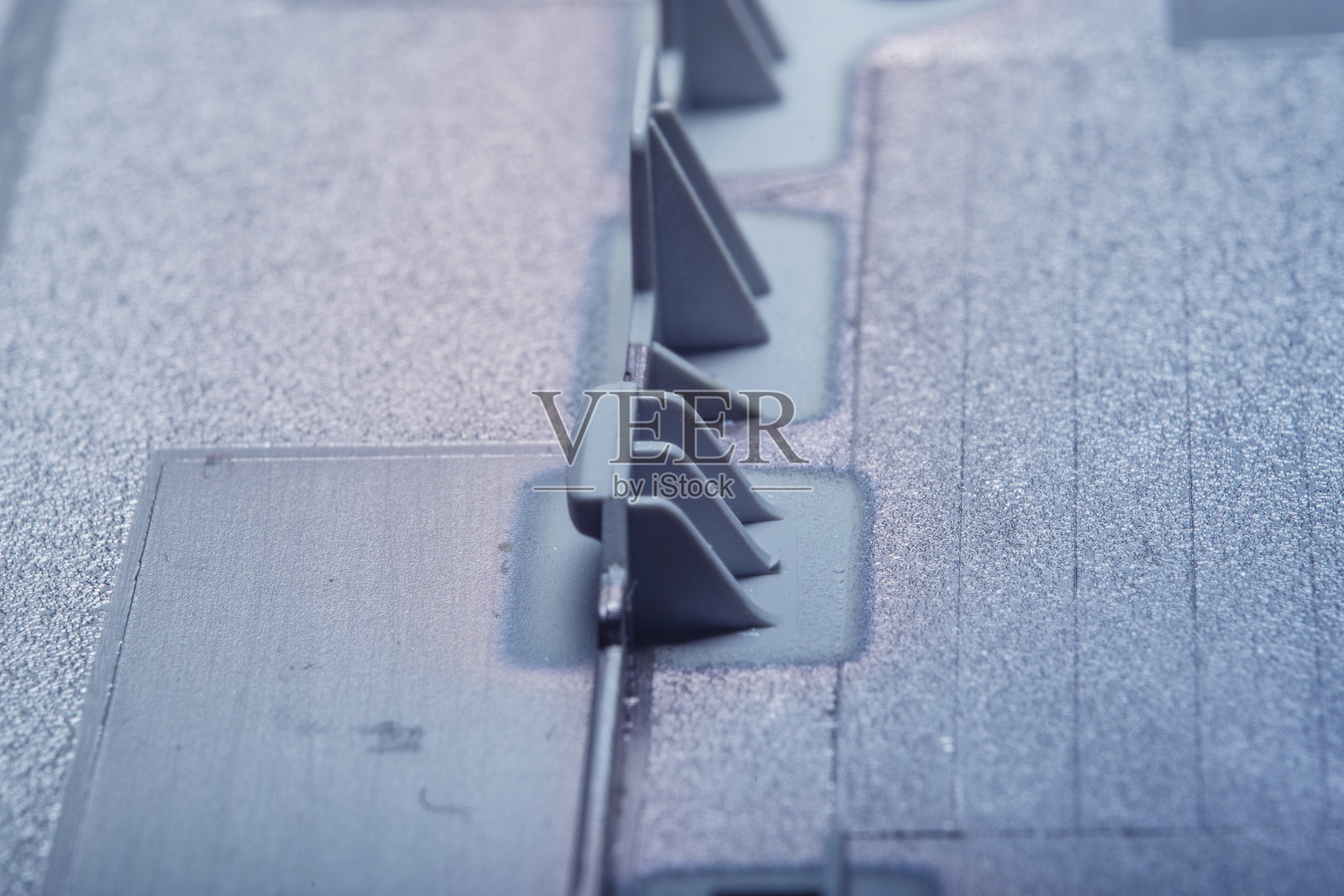 现代装置外壳的内部部分,由金属和塑料制成。紧固电路和器件元件的设计。高倍软焦点特写。照片摄影图片