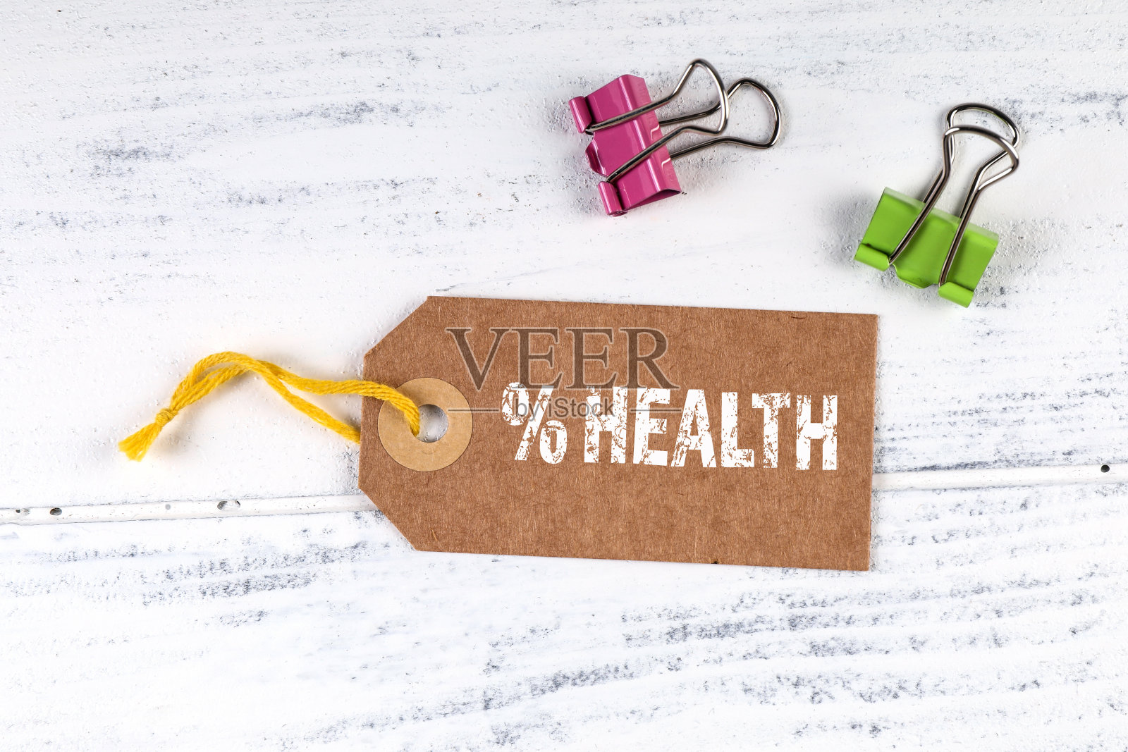 健康。成本、护理、改革和预算概念。纸板价格标签照片摄影图片