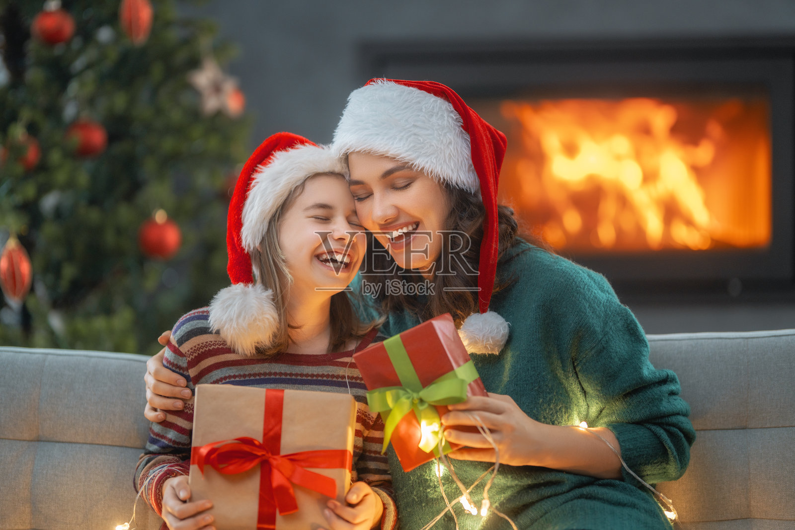 家庭庆祝圣诞节照片摄影图片