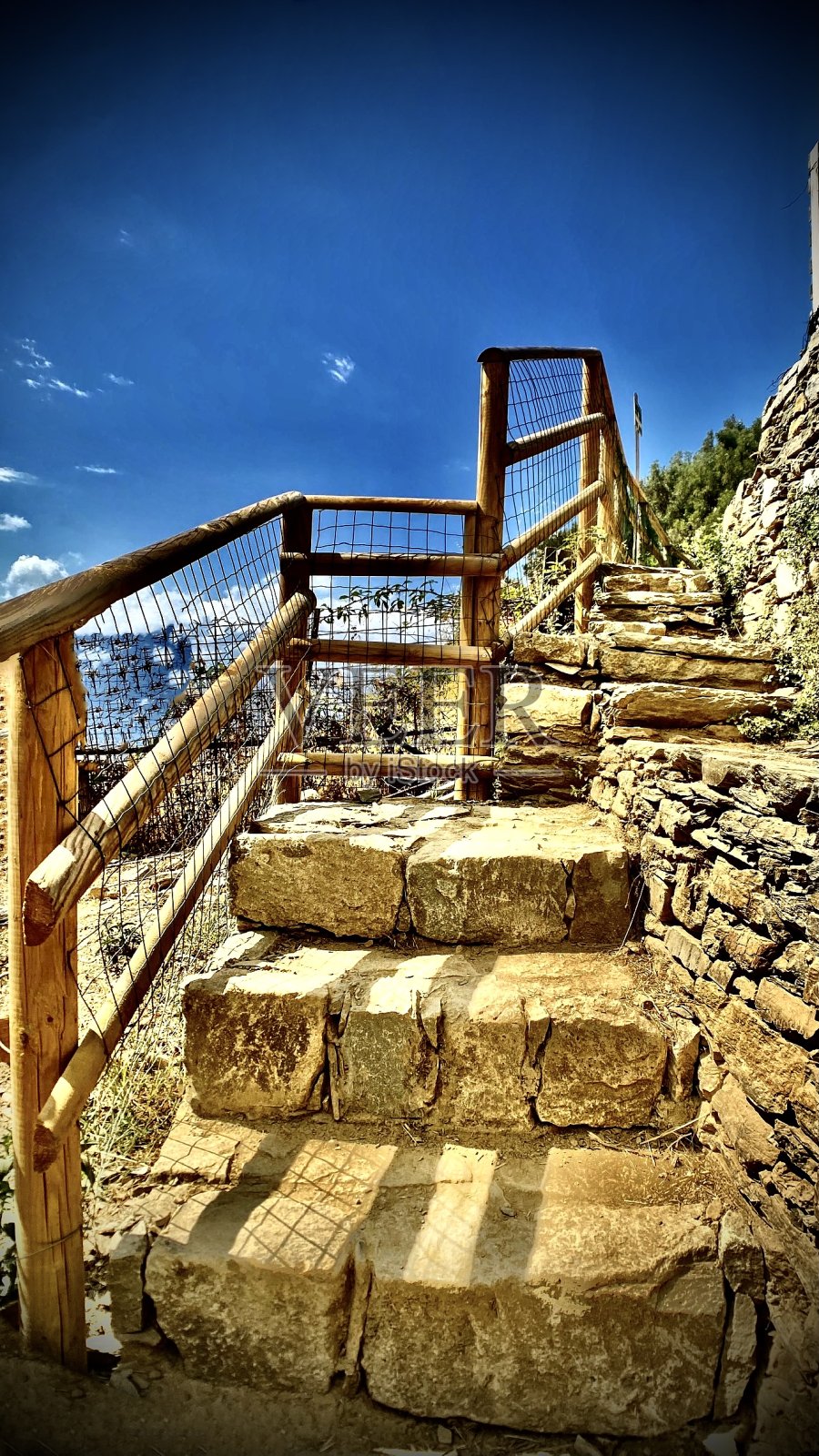 石阶和木扶手,就是前进的方向照片摄影图片