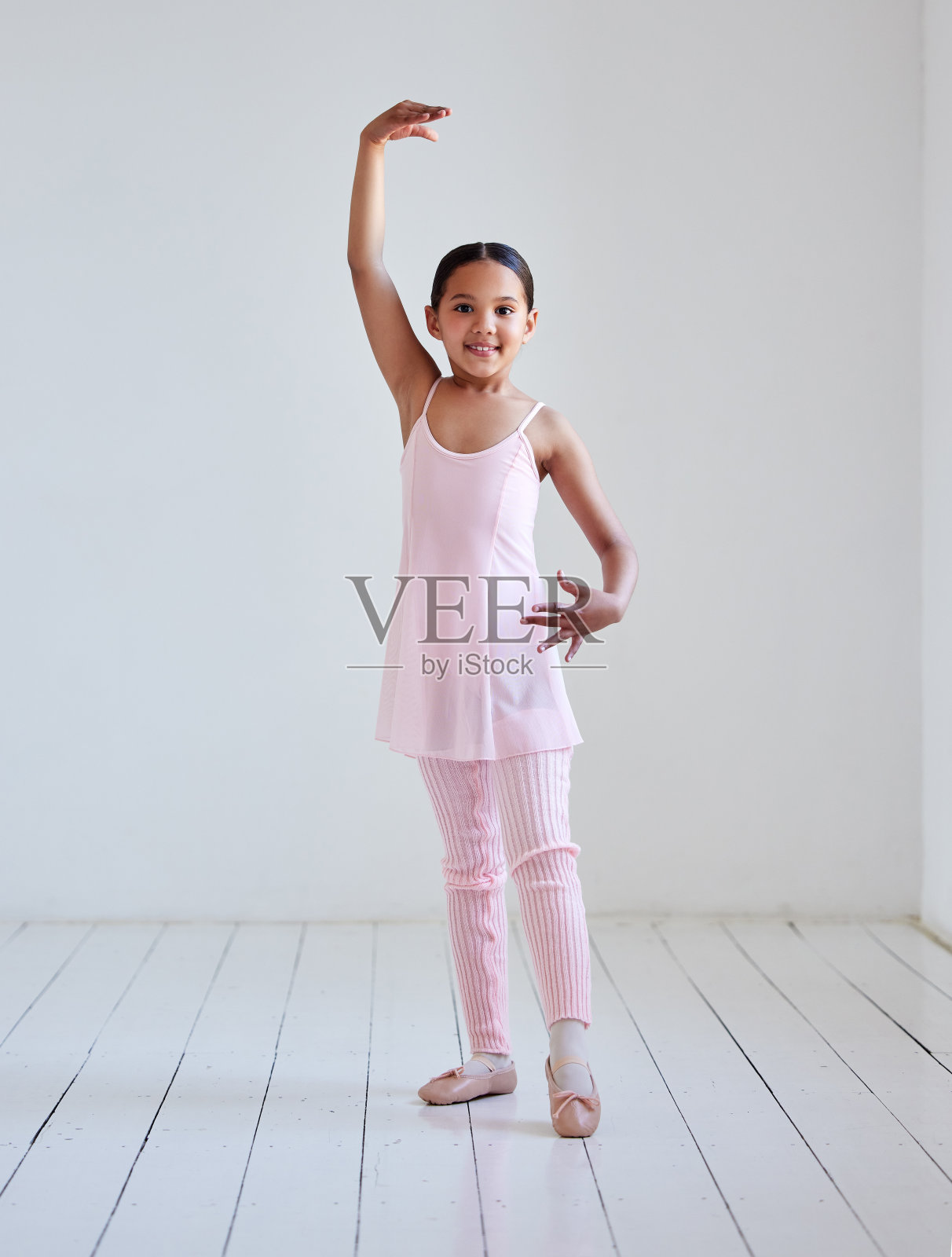 一个小女孩在舞蹈工作室练习芭蕾舞的画像照片摄影图片