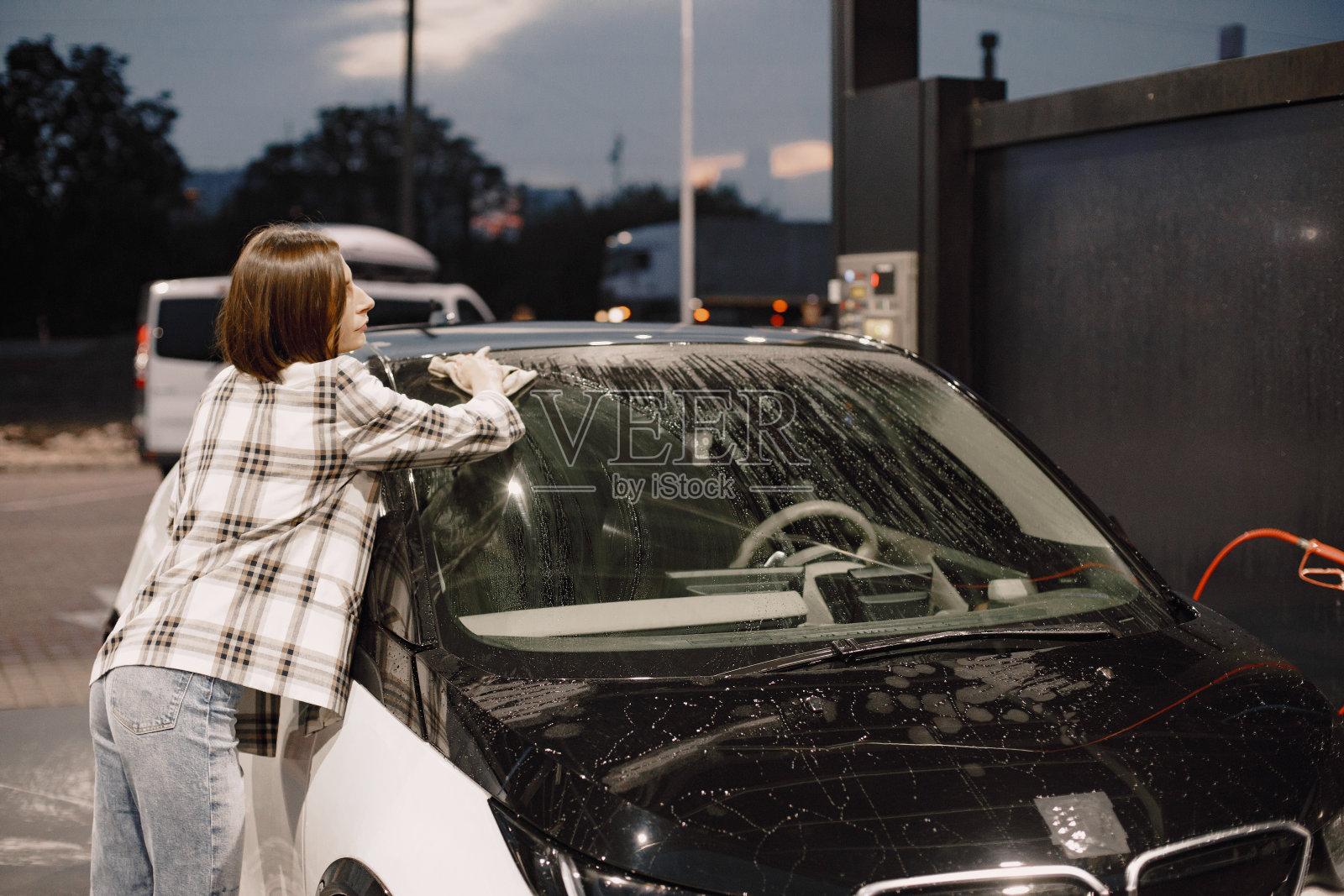 一位妇女在洗车站用地毯洗车照片摄影图片
