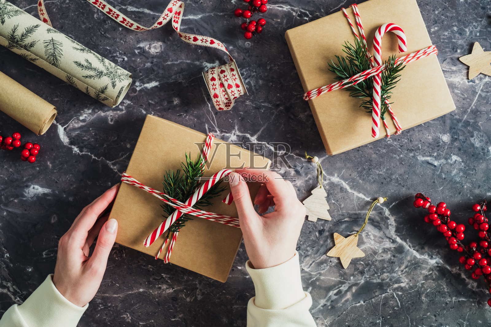 圣诞古董礼盒放在女性手中的石头桌上。圣诞节或新年礼物的概念。平铺,俯视图。照片摄影图片