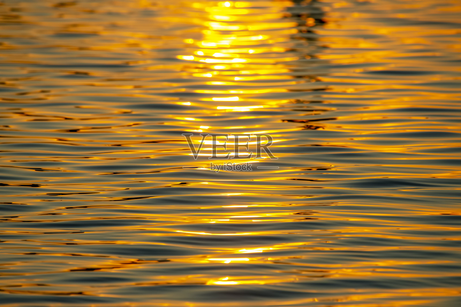 落日在波浪中的倒影。自然背景纹理照片摄影图片