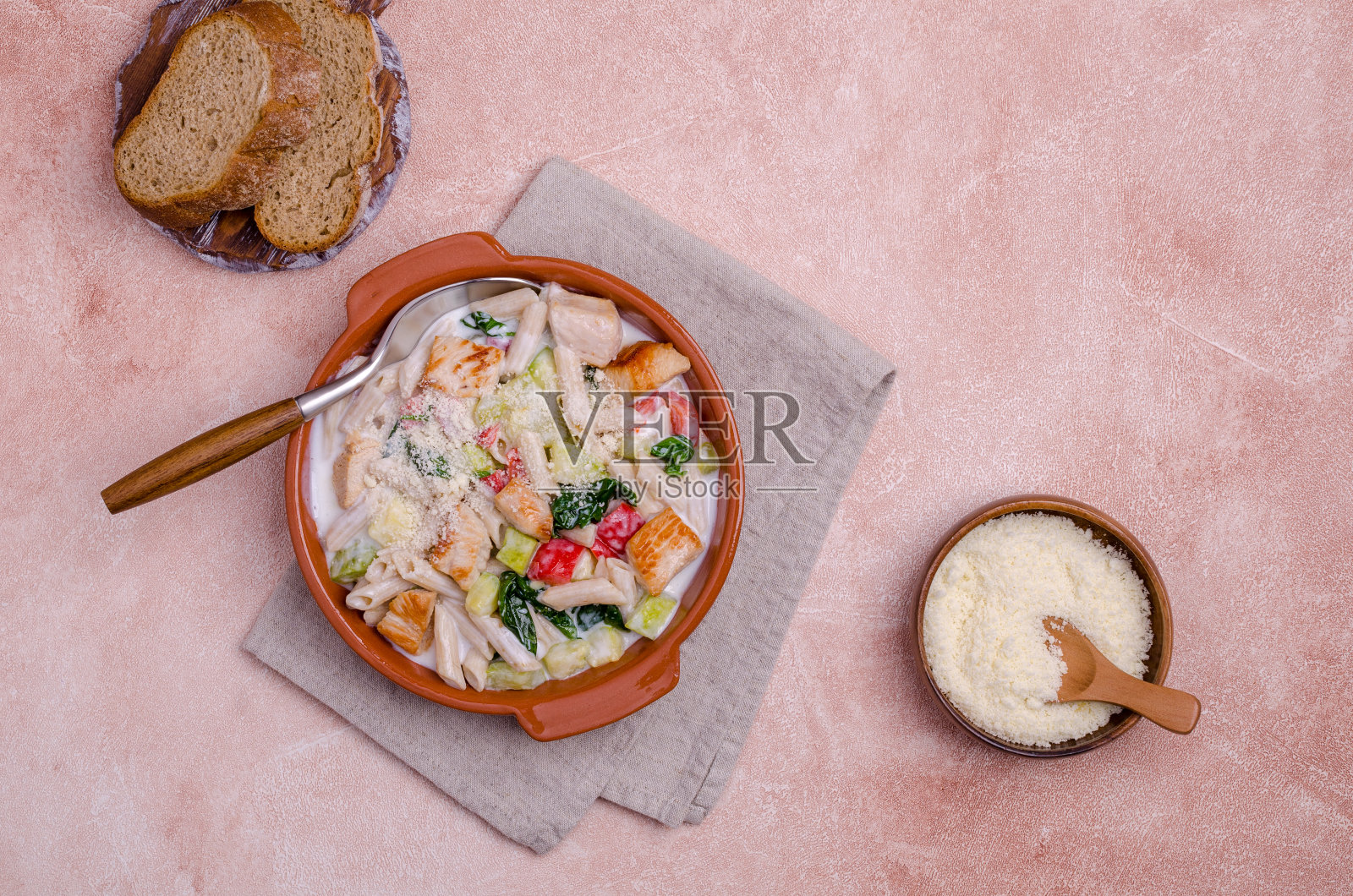 有家禽和蔬菜的传统面食照片摄影图片