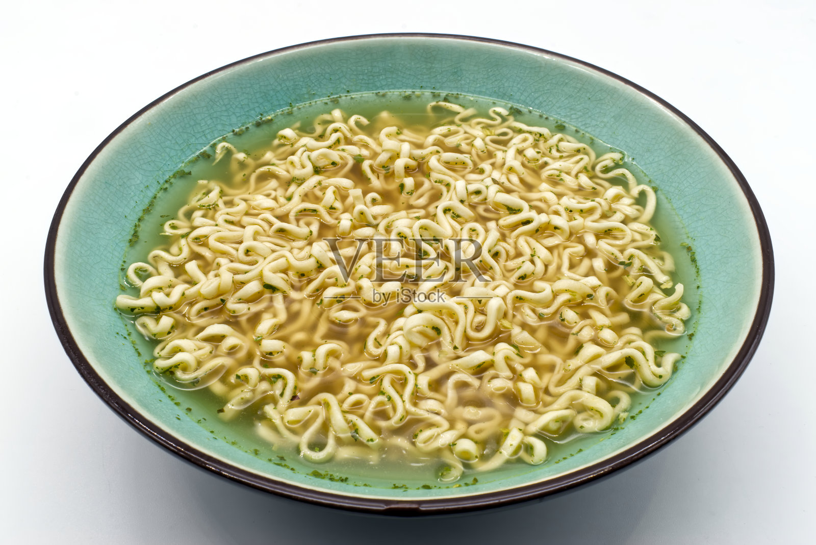 鸡肉面奶油汤在一个碗孤立的白色背景。照片摄影图片