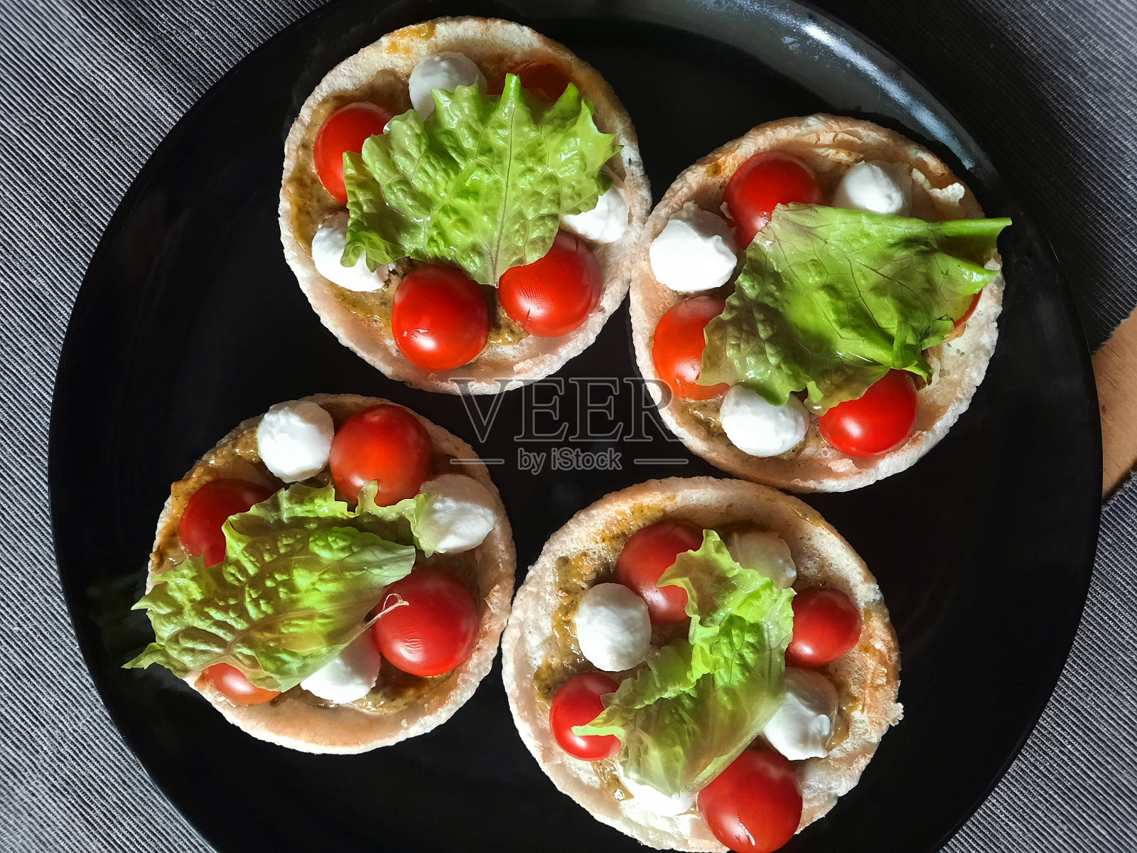 蔬菜馅饼放在盘子里照片摄影图片