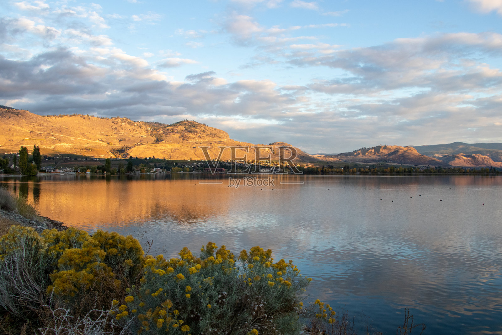 夕阳下的奥索尤斯湖照片摄影图片