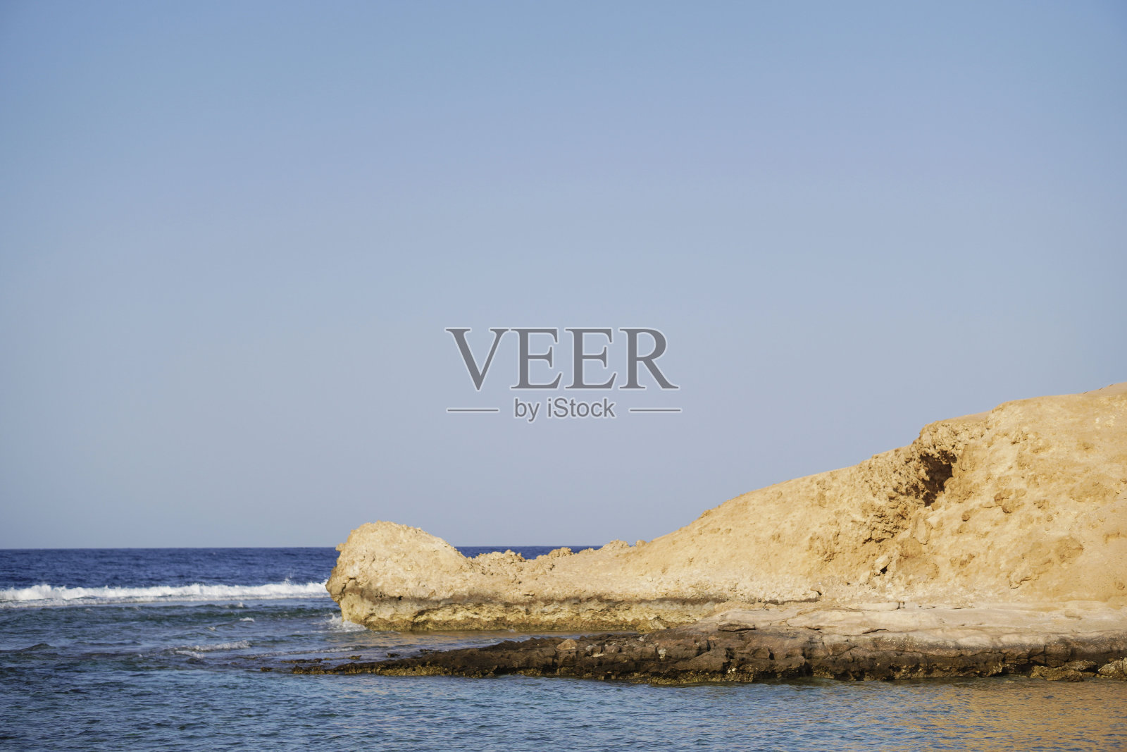 非洲有美丽的大海、海洋和沙丘。鳄鱼头海岸山。照片摄影图片