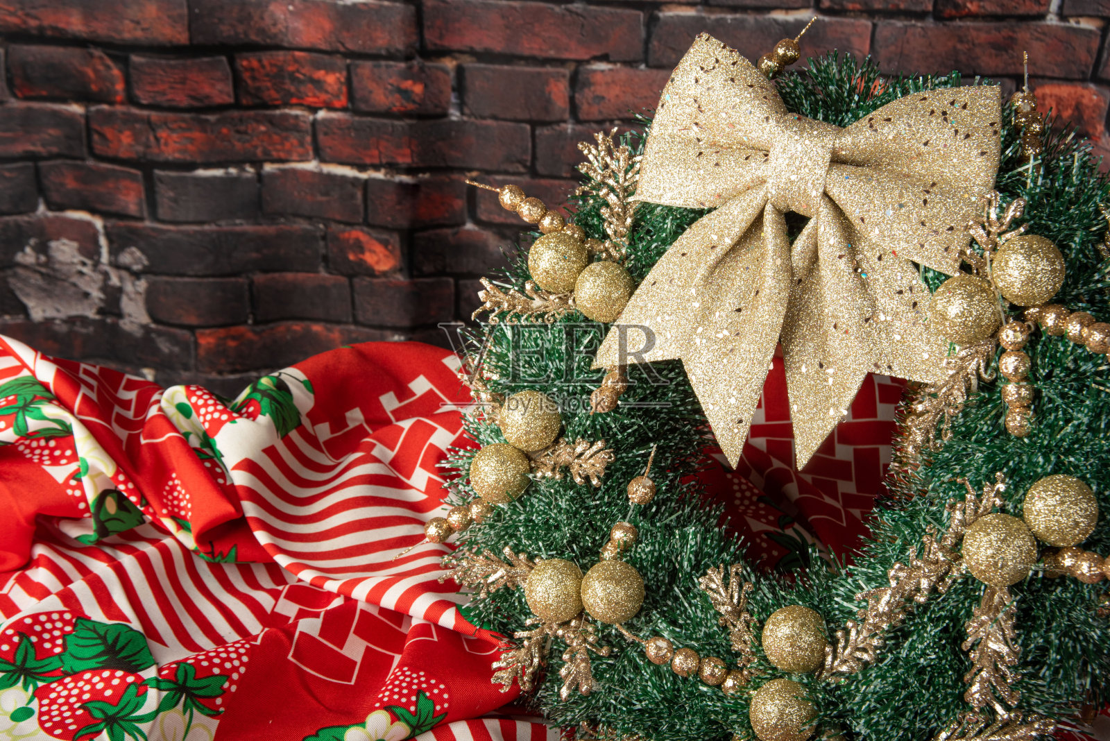 圣诞花环,漂亮的圣诞花环放在质朴背景的桌子上,选择性的重点。照片摄影图片