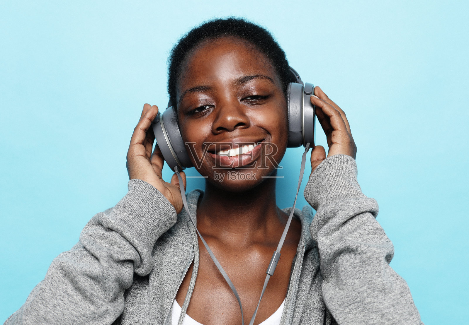 美丽的非洲妇女听音乐照片摄影图片