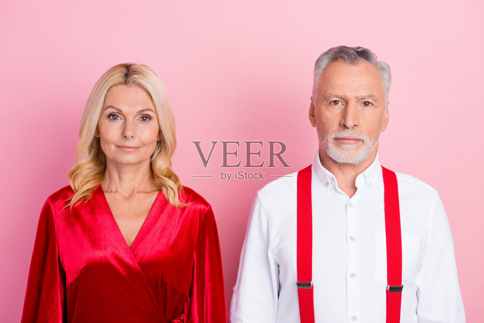 肖像的两个有吸引力的别致的已婚夫妇穿着节日的优雅看起来孤立的粉红色柔和的颜色背景照片摄影图片