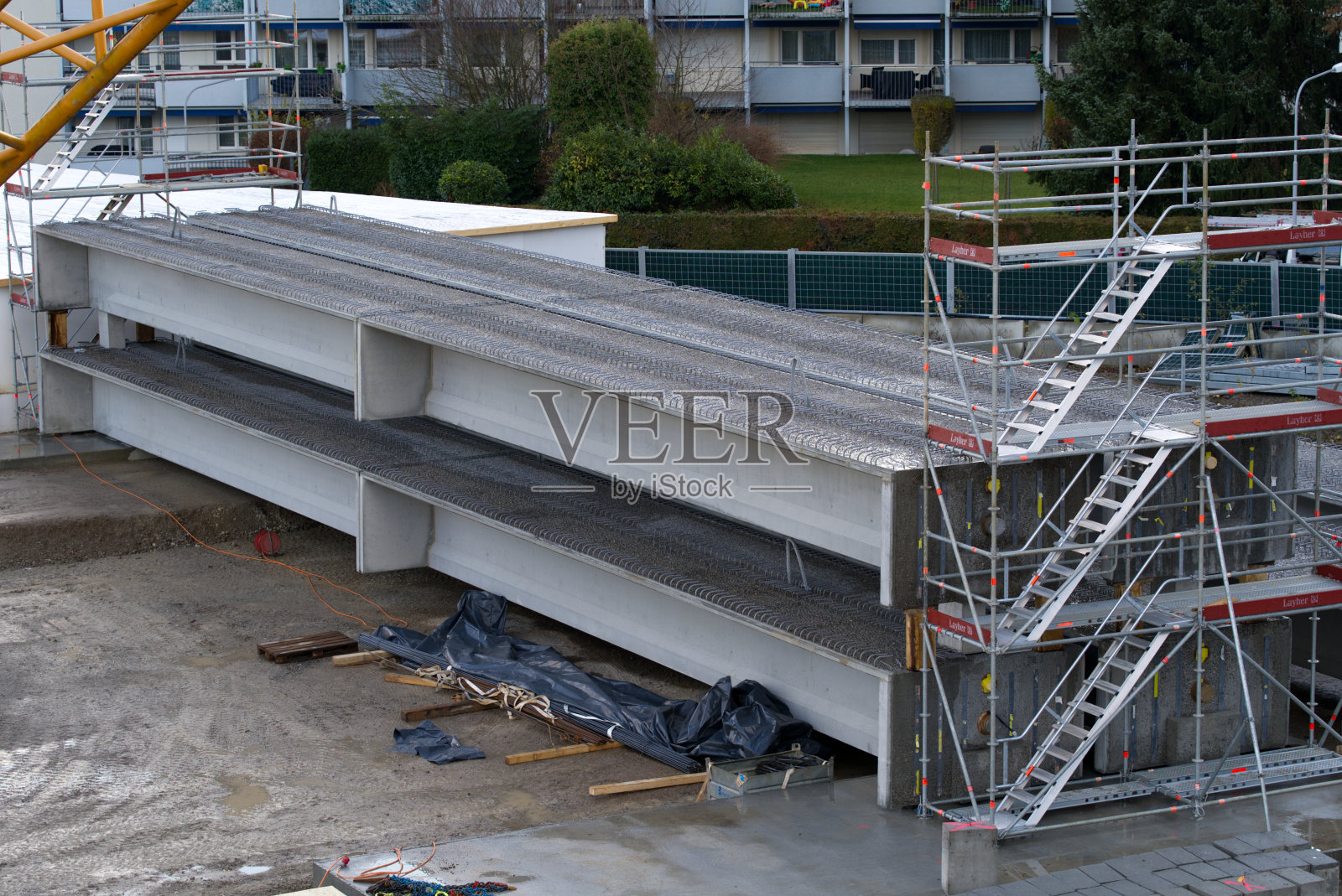 一个多云的冬季早晨,Zürich市公路围挡施工现场。照片摄影图片