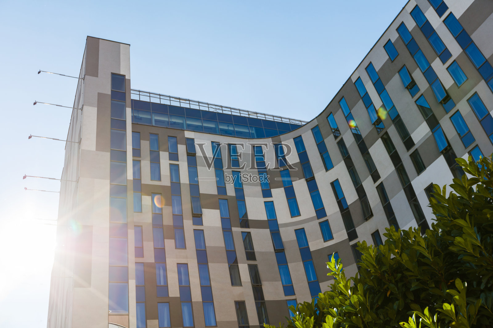 企业建筑立面,混凝土墙体和凹凸不平的窗户,阳光灿烂的天空照片摄影图片