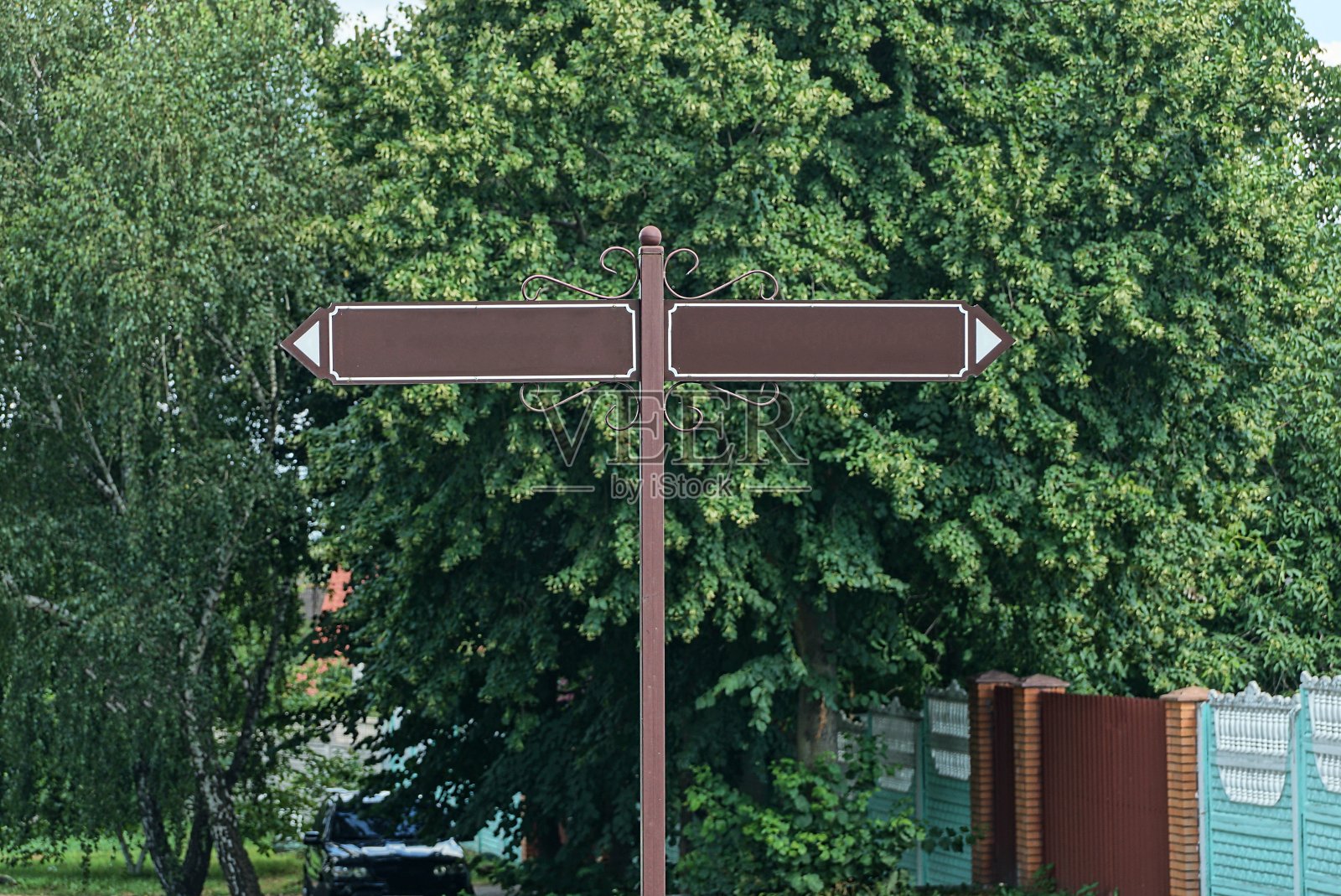 公园里的一根铁杆上有两个棕色的金属箭头照片摄影图片