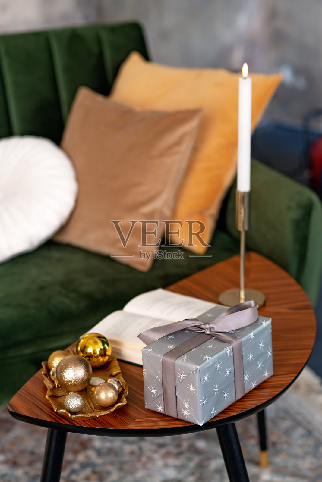 圣诞和新年的背景-礼品盒,礼物,蜡烛,在阁楼内部的桌子上。软选择聚焦。照片摄影图片