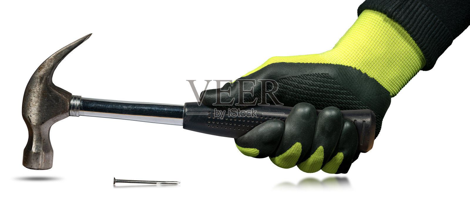 手拿防护手套的工人手持旧钢锤照片摄影图片