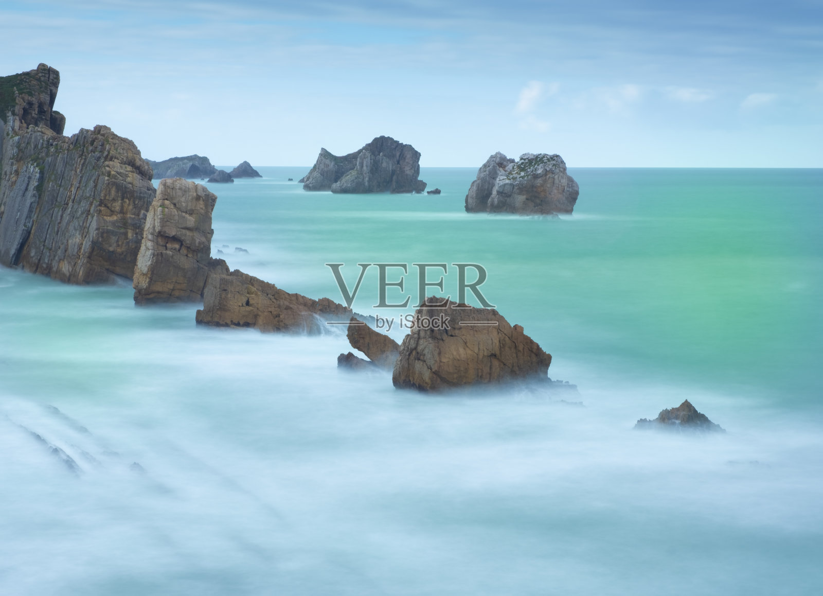 在坎塔布里亚海前的破碎海岸,坎塔布里亚照片摄影图片