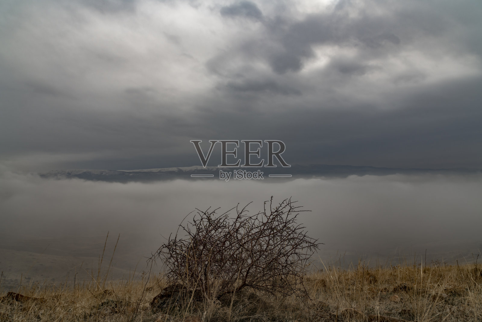 美丽的冬天的风景。山上巨大的云。多雾的天气照片摄影图片