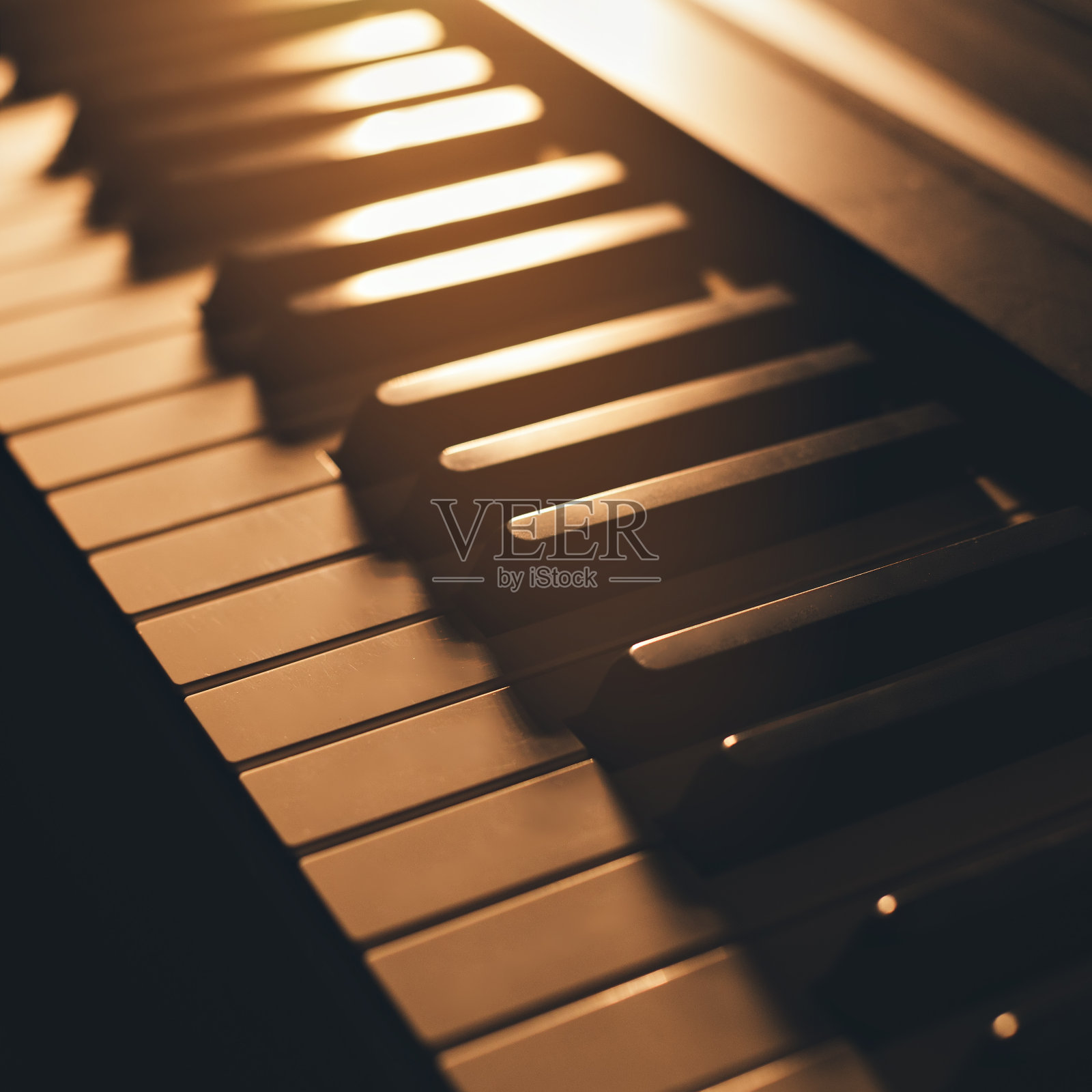 钢琴键特写。时尚的彩色图像。学习演奏乐器照片摄影图片