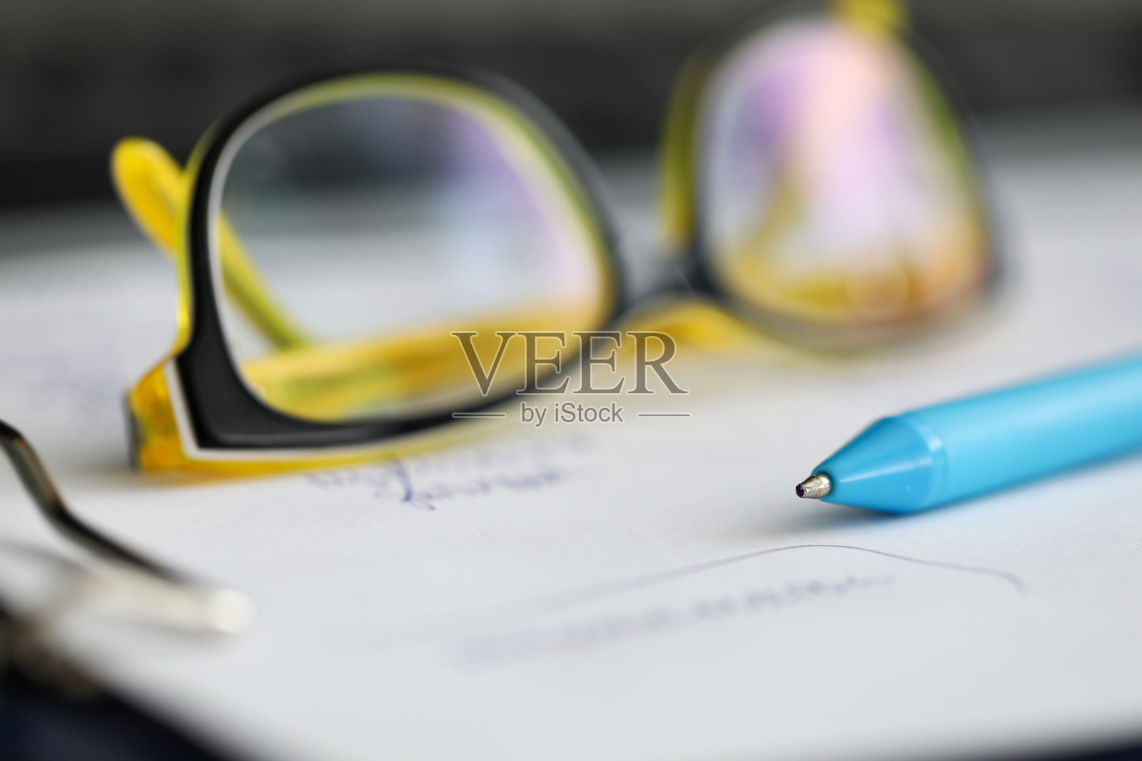 办公桌上放着私人物品照片摄影图片