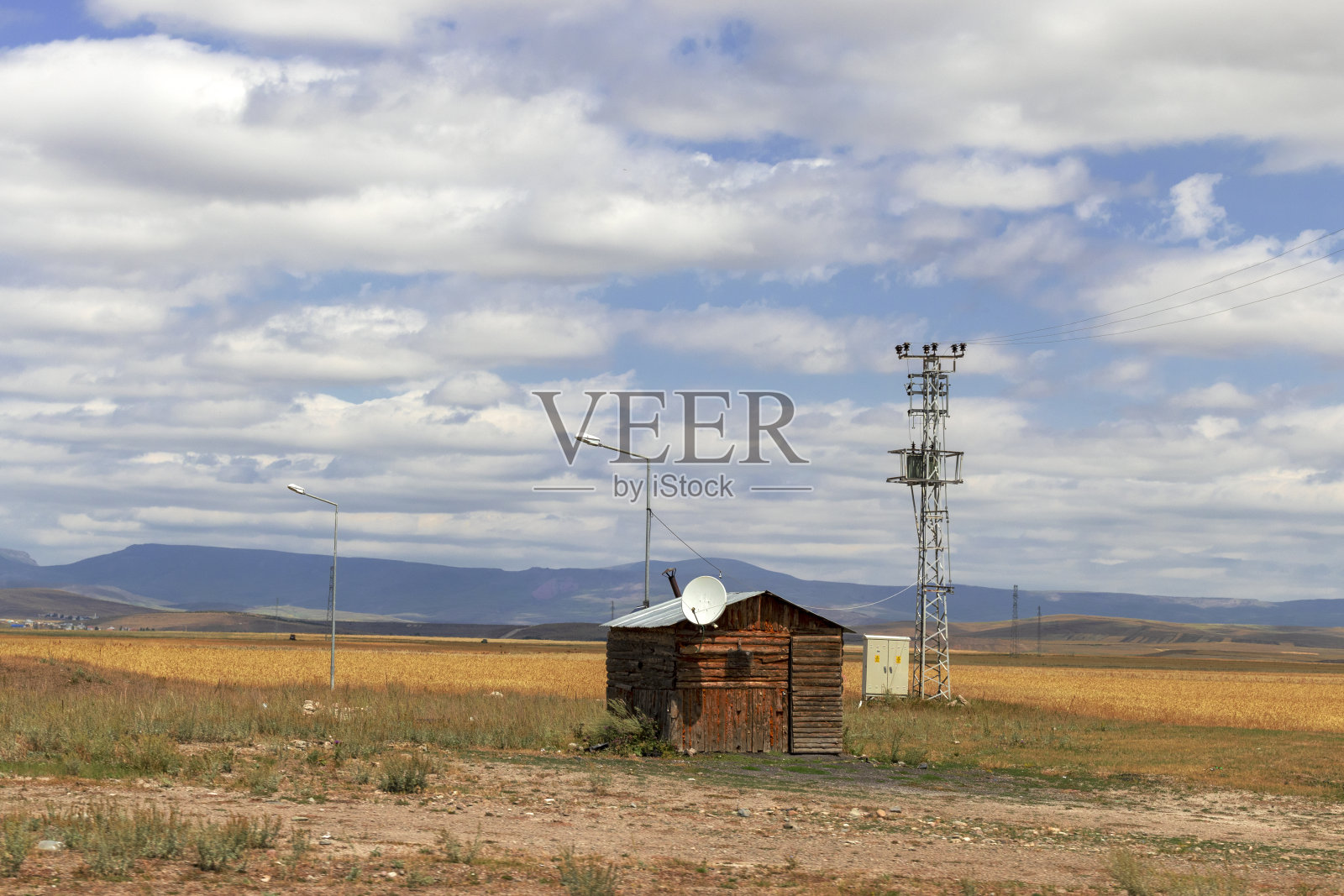 田野间的一间小农舍。最小的自然和村庄景观。照片摄影图片