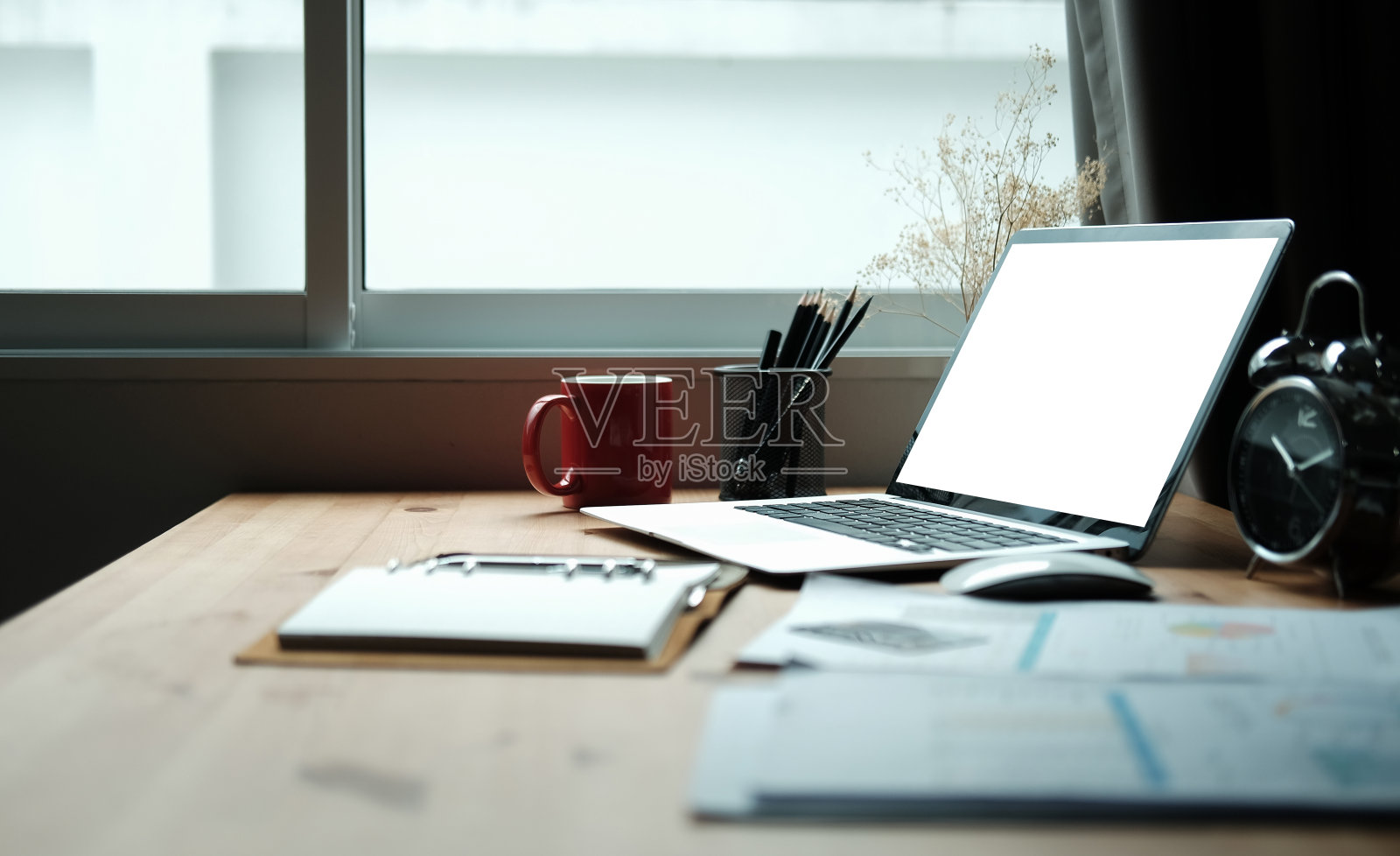 笔记本电脑,空白屏幕,咖啡杯,写字板和铅笔架放在木桌上。照片摄影图片