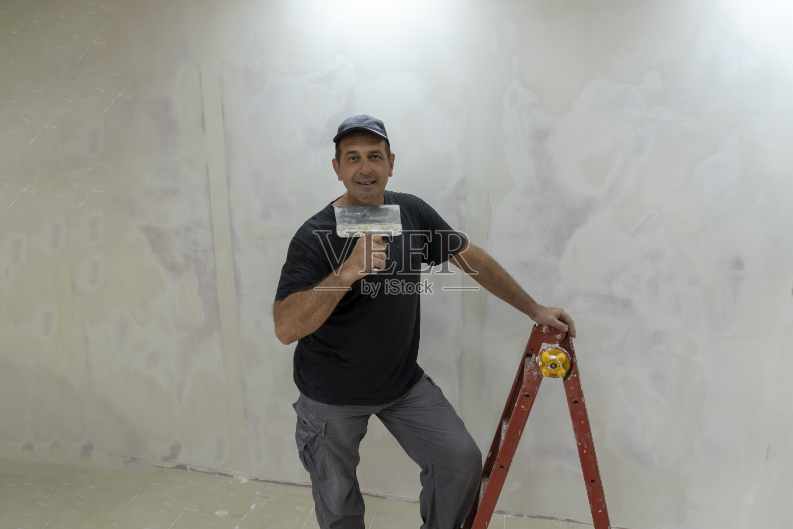 男建筑工人,办公室主任,抹灰工,工作服里有工具照片摄影图片