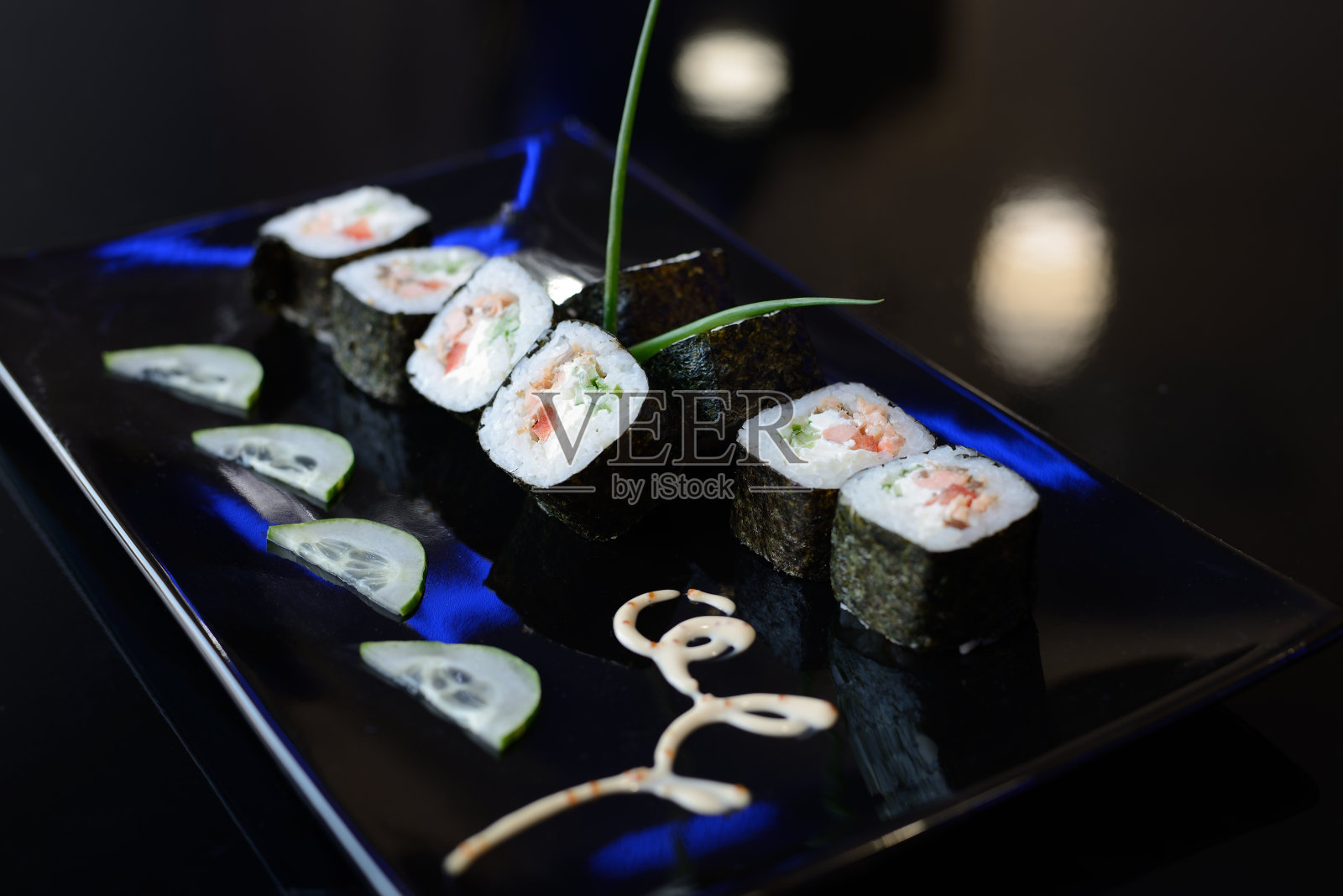 黑色盘子里的日本寿司。照片摄影图片