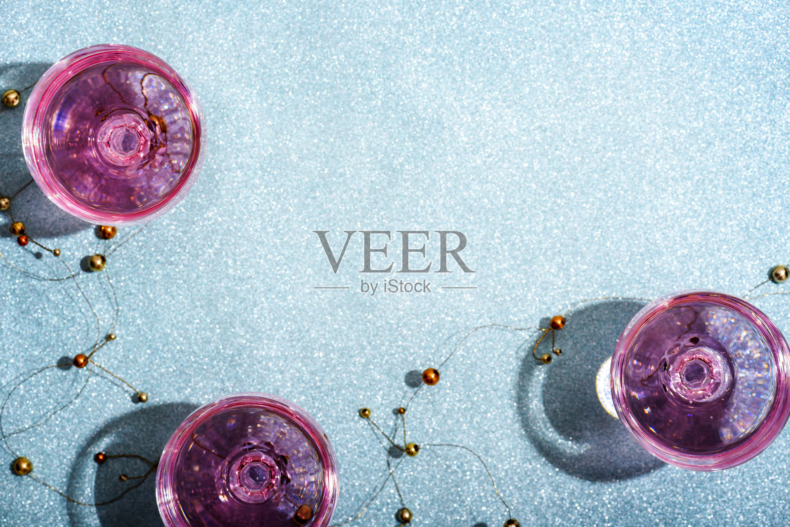 粉色香槟在水晶杯在闪亮的薄荷模糊的背景。新年庆祝会与少女魅力饮料。夜总会聚会,为时髦和优雅的女孩。照片摄影图片