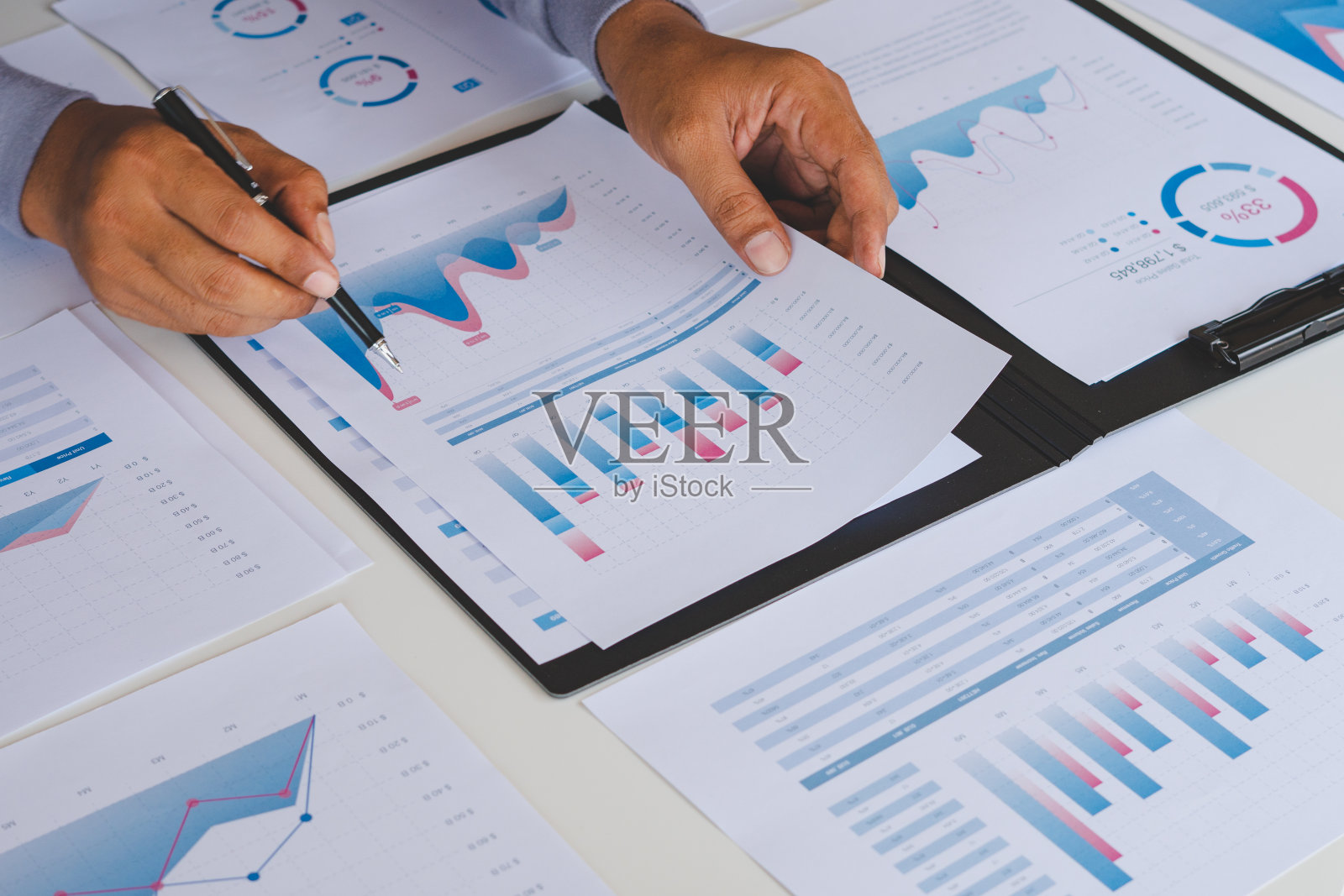 商人工作计算数据文件图表报告市场研究发展规划管理战略分析财务会计。业务办公室的概念。照片摄影图片