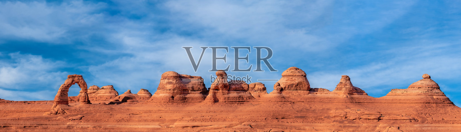 拱门国家公园里的精致拱门和云雾照片摄影图片