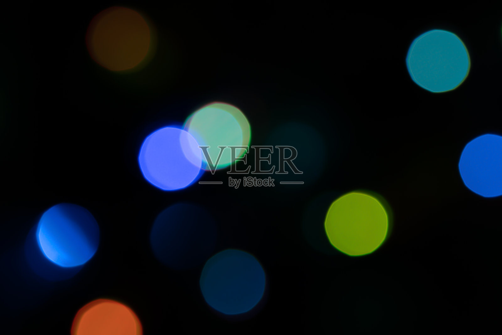 散焦彩色散焦灯在黑色背景,一个抽象的自然模糊的背景照片摄影图片