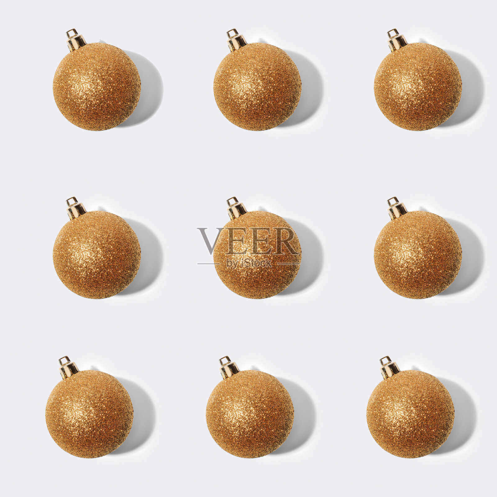 新年的模式。白色背景上的金色气球。照片摄影图片