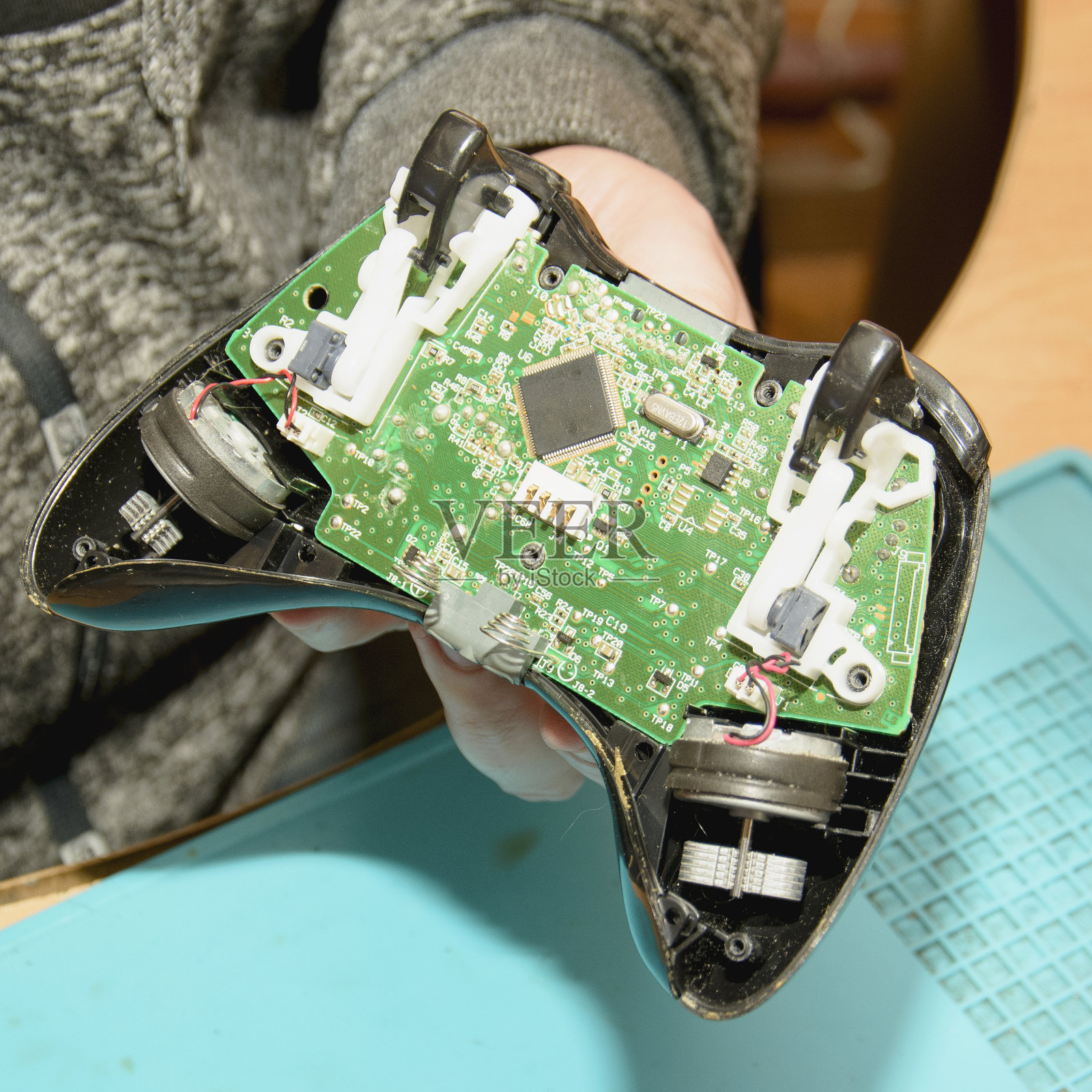 在服务中心维修PlayStation游戏操纵杆照片摄影图片