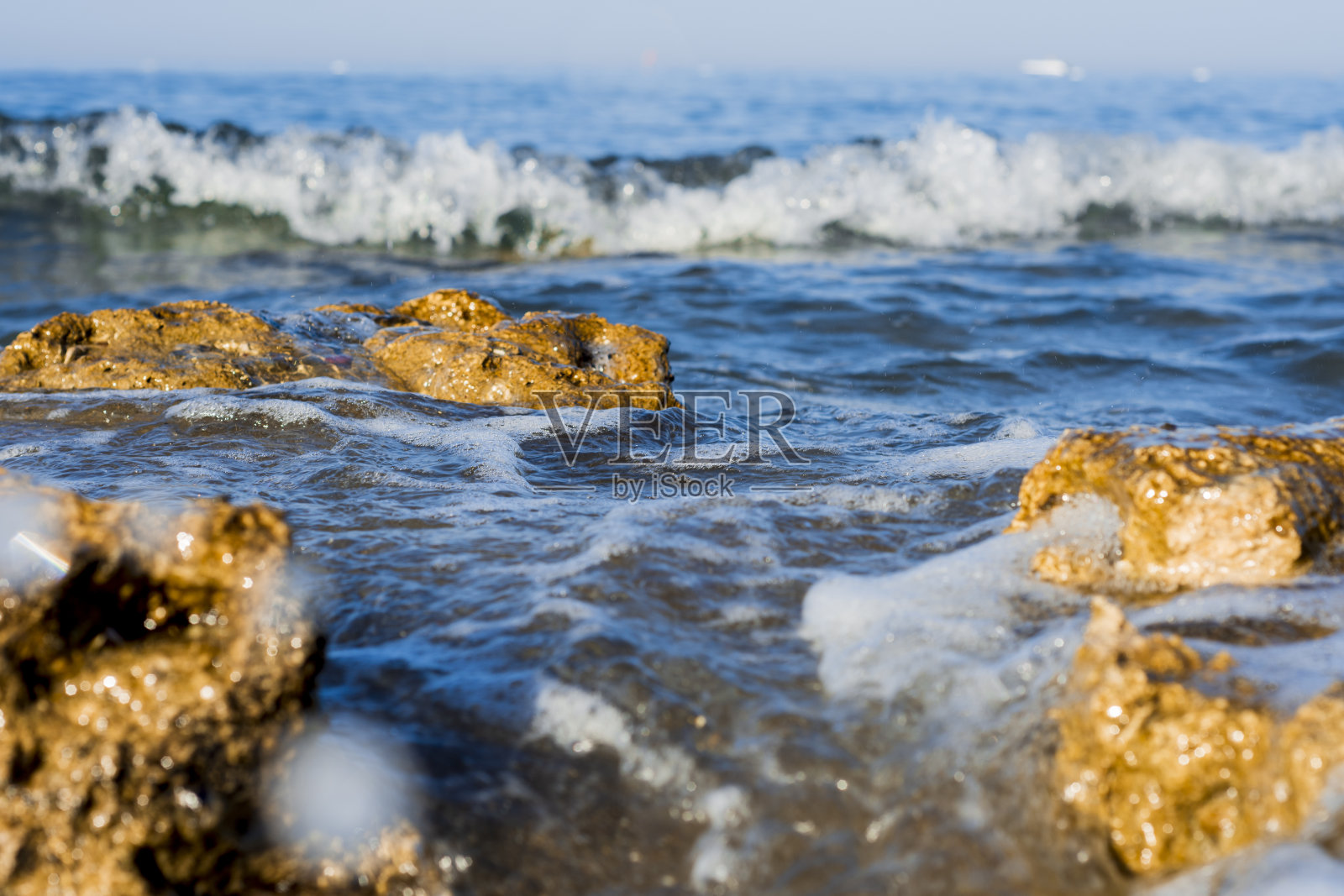 海岸、沙滩、岩石和小海浪照片摄影图片