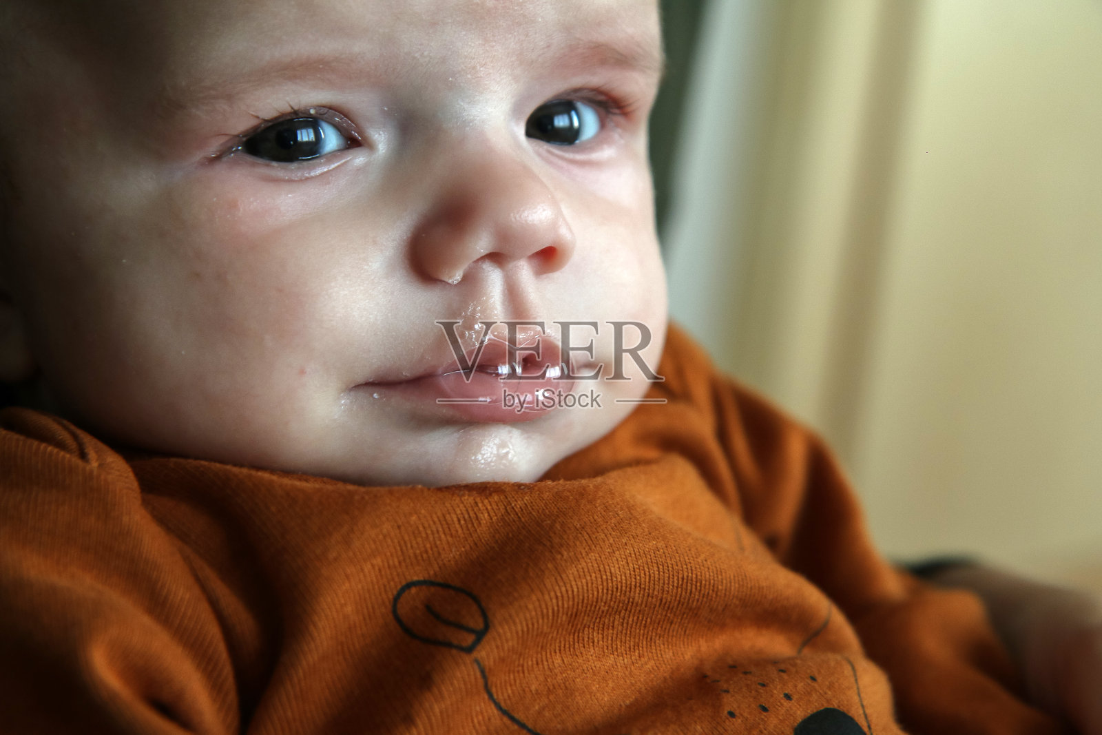 婴儿嘴里的口水流出泡沫照片摄影图片