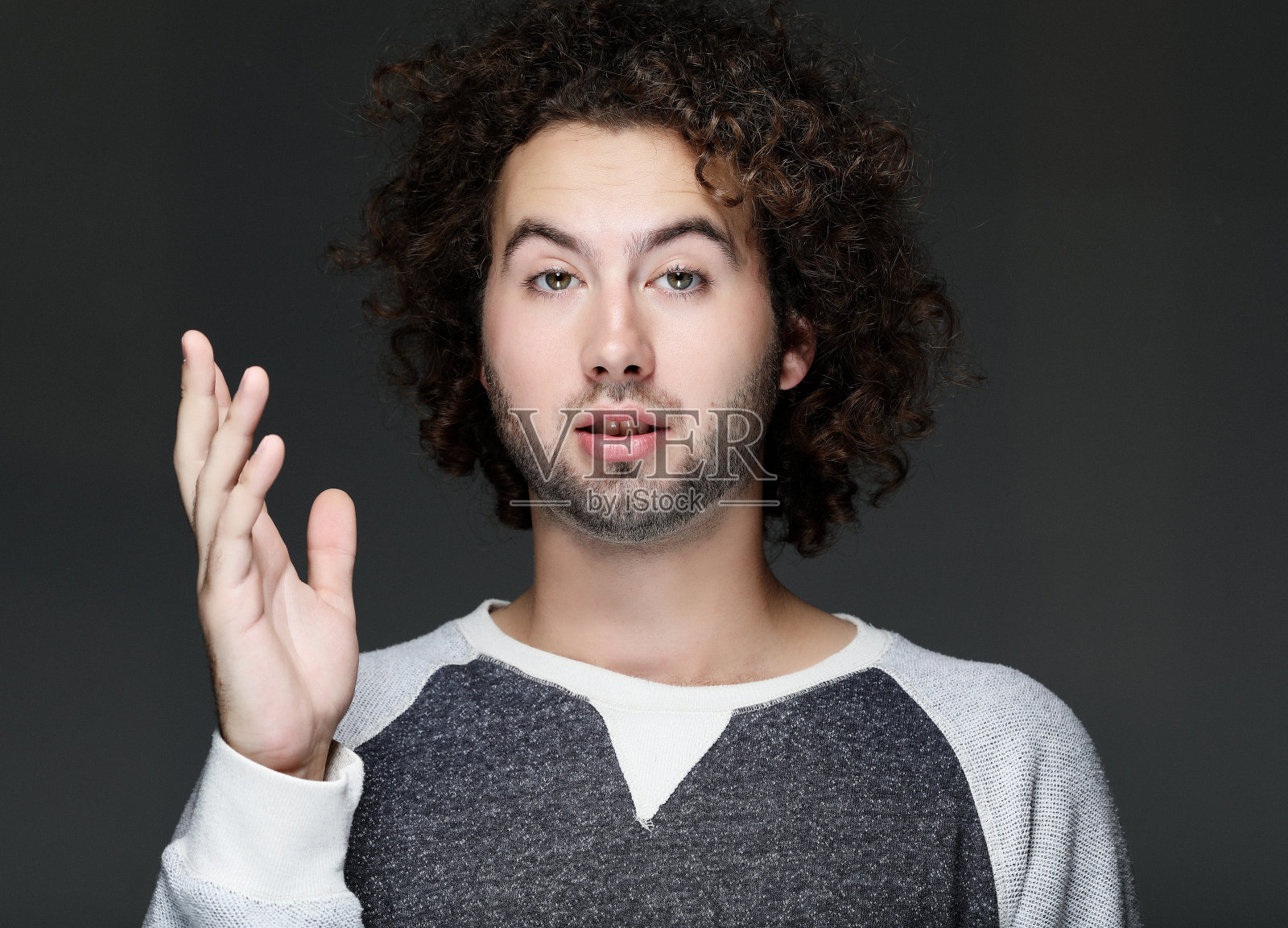 生活方式,情感和人的观念:年轻人指向一个伟大的想法照片摄影图片